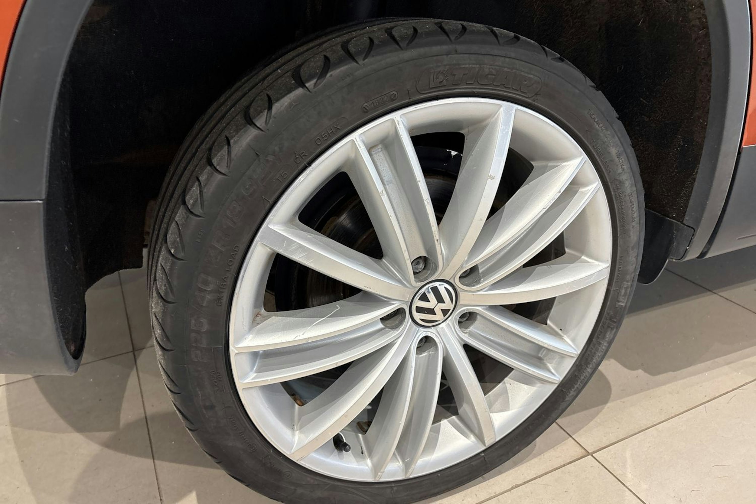 punainen Volkswagen Tiguan 2010 kuva 13.