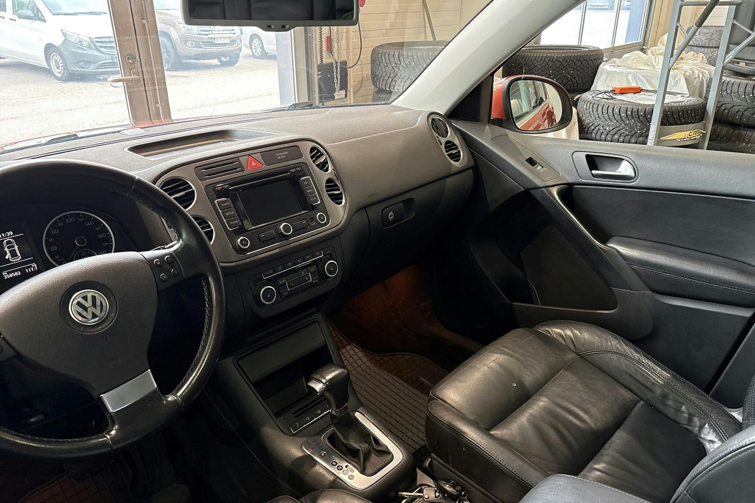 punainen Volkswagen Tiguan 2010 kuva 15.