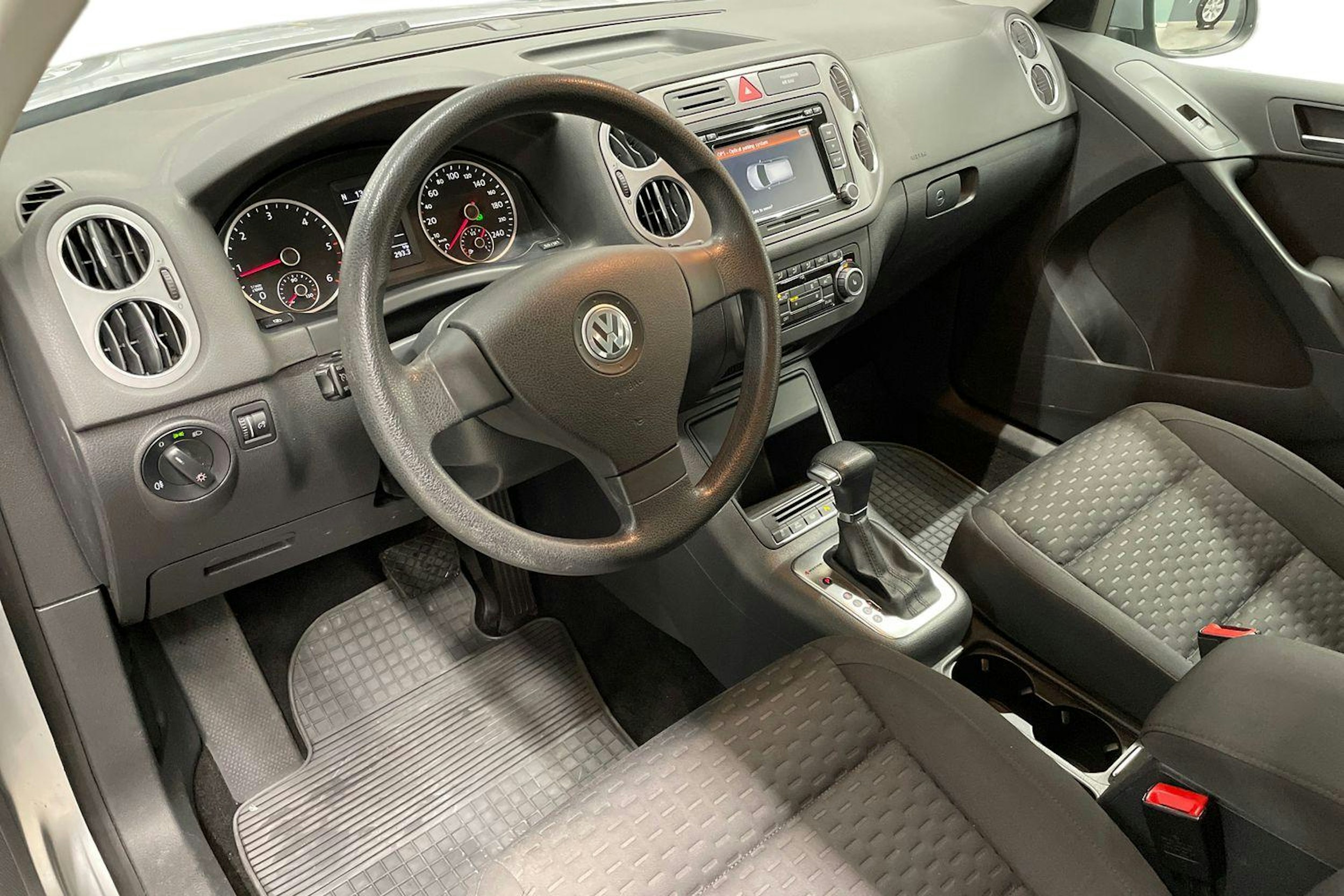harmaa Volkswagen Tiguan 2010 kuva 7.