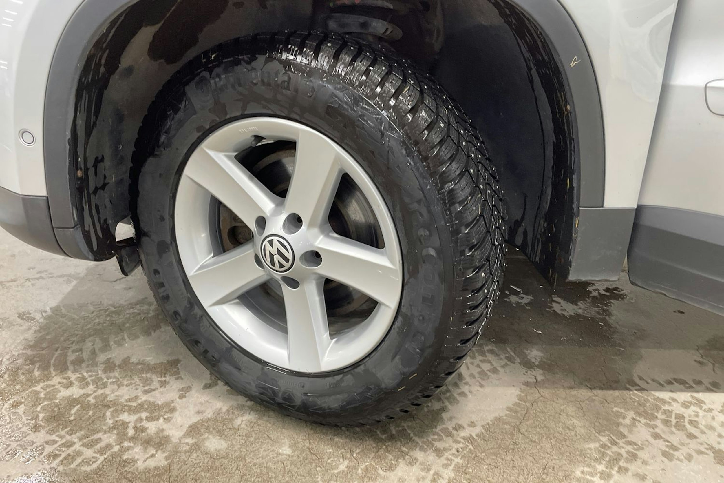 harmaa Volkswagen Tiguan 2010 kuva 13.