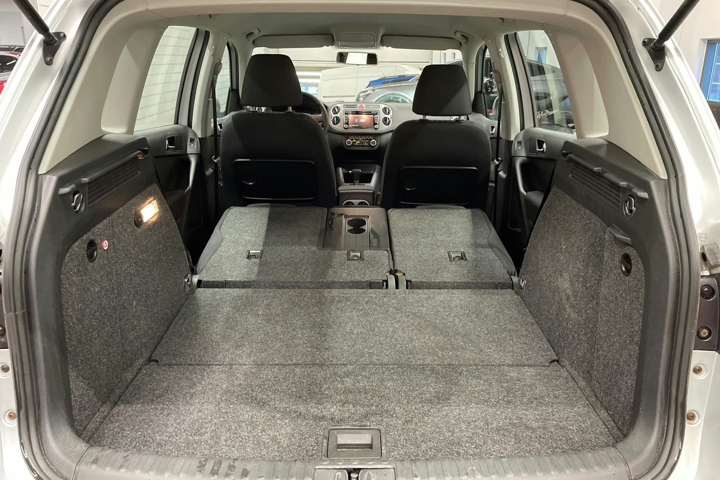 harmaa Volkswagen Tiguan 2010 kuva 15.