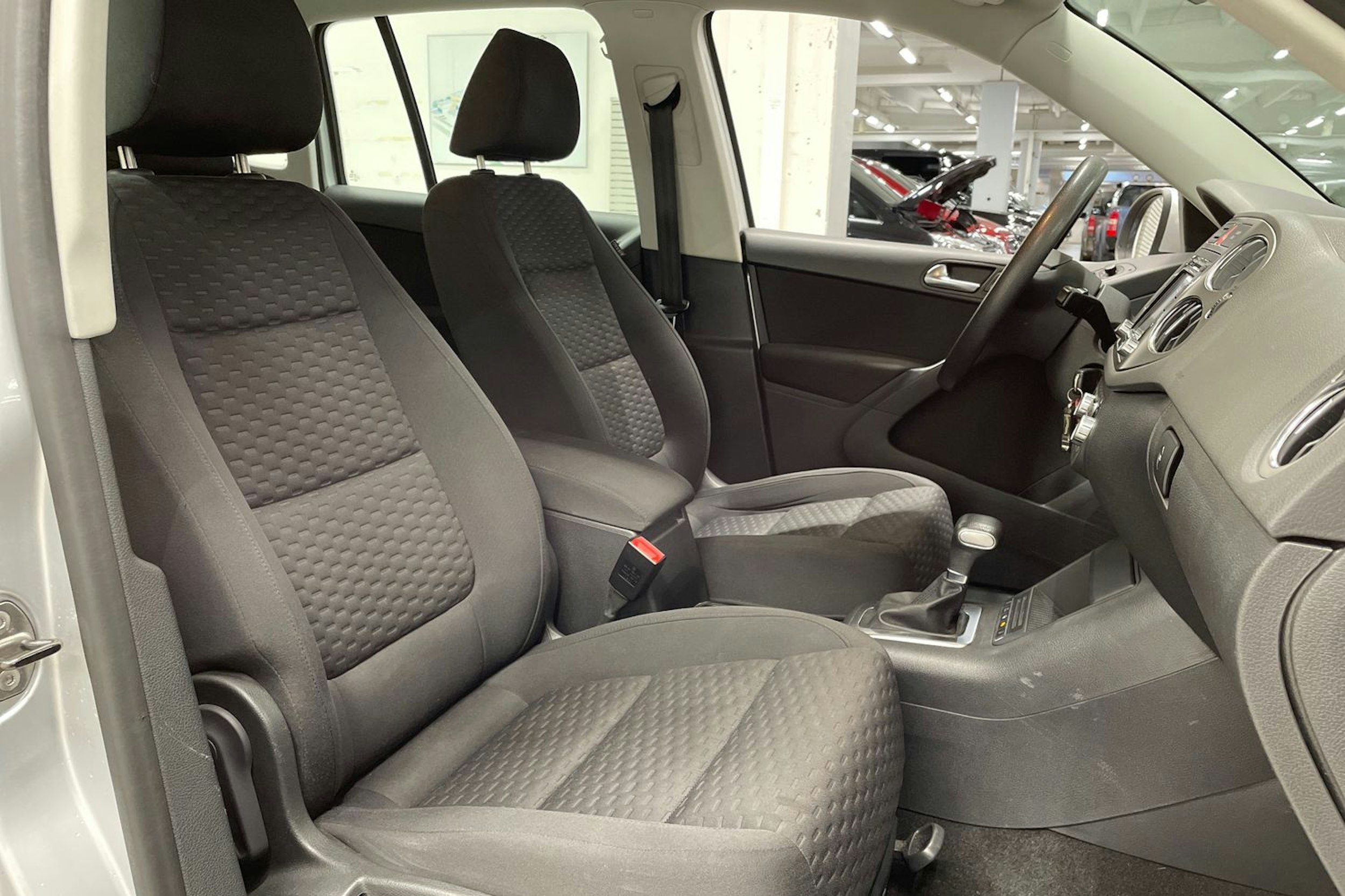 harmaa Volkswagen Tiguan 2010 kuva 22.