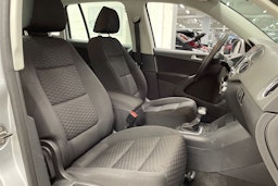 harmaa Volkswagen Tiguan 2010 kuva 22.