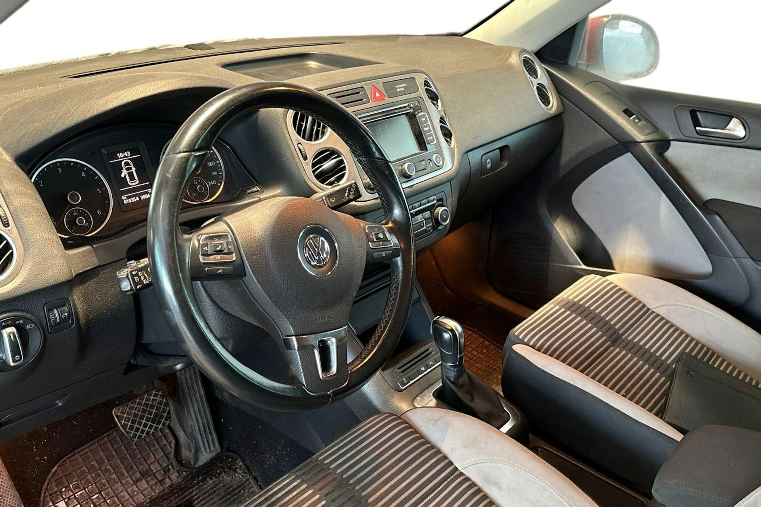 Punainen Volkswagen Tiguan 2011 kuva 6.