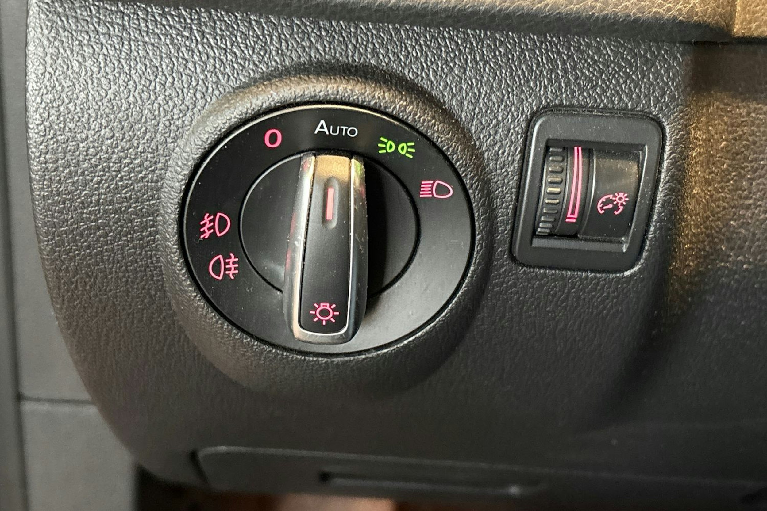 Punainen Volkswagen Tiguan 2011 kuva 13.