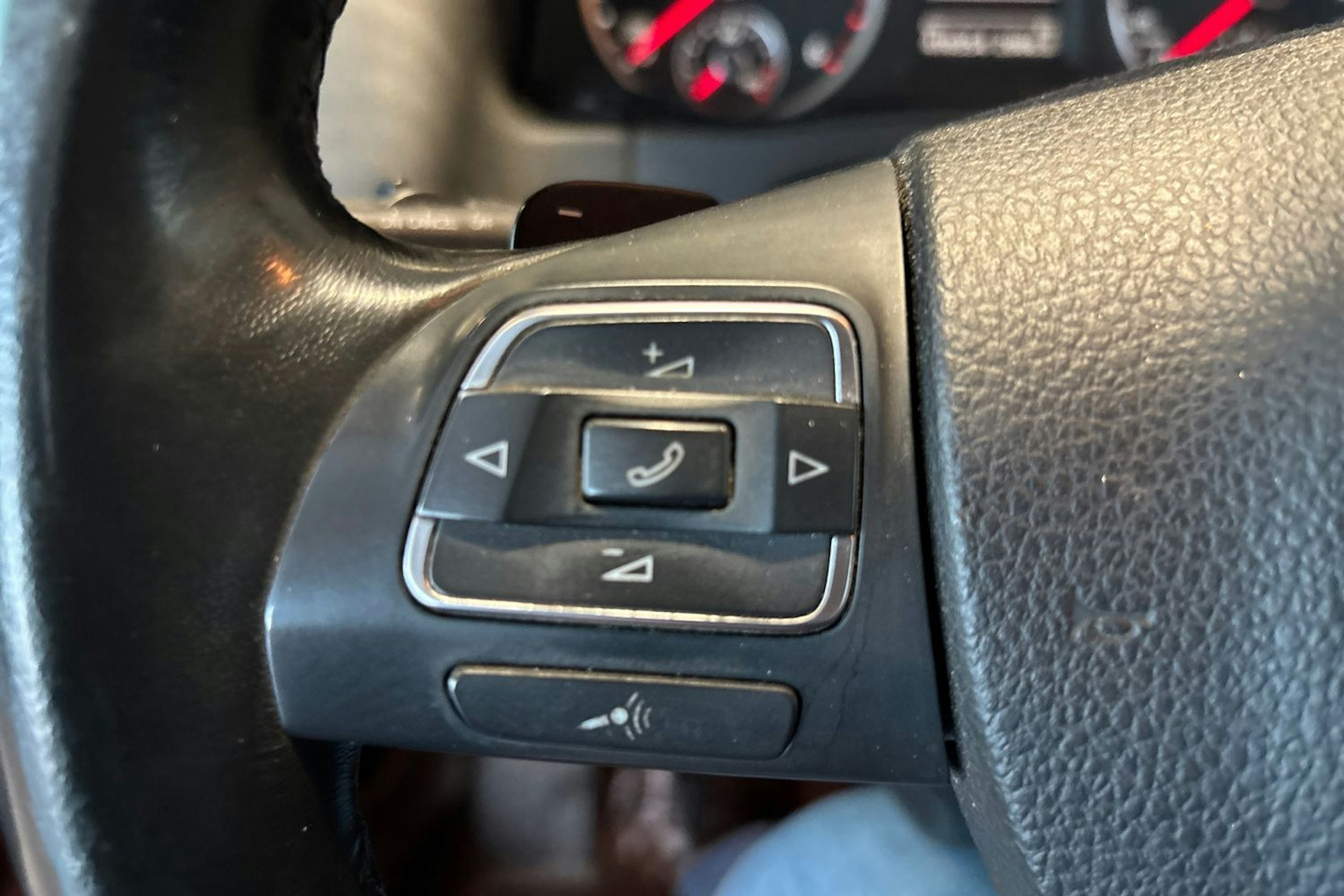 Punainen Volkswagen Tiguan 2011 kuva 16.