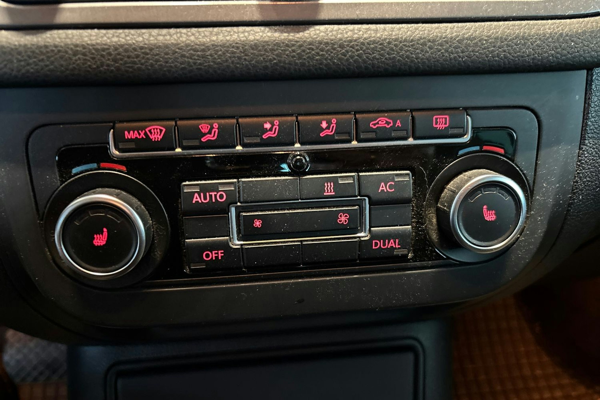 Punainen Volkswagen Tiguan 2011 kuva 19.