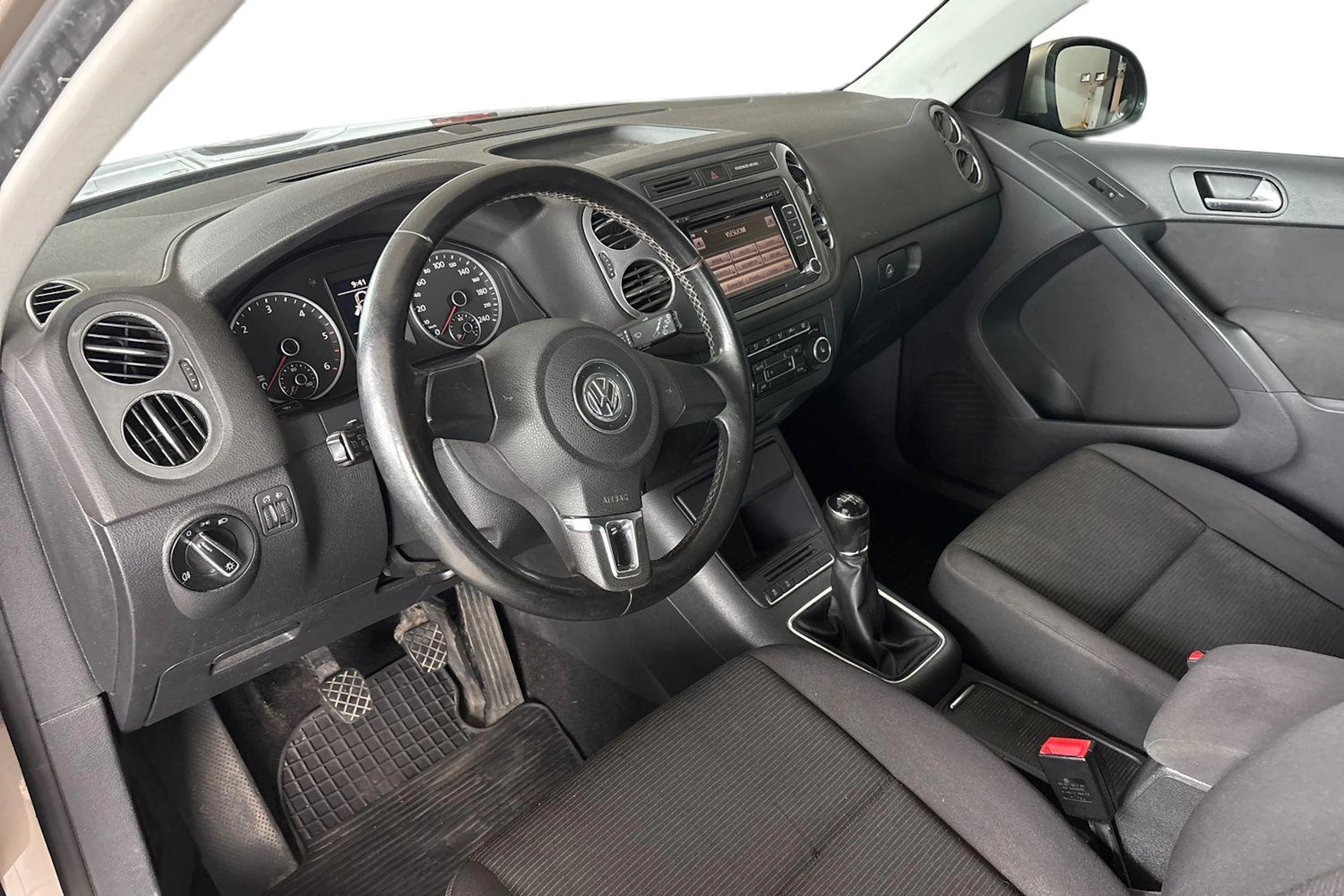ruskea (beige) Volkswagen Tiguan 2011 kuva 6.