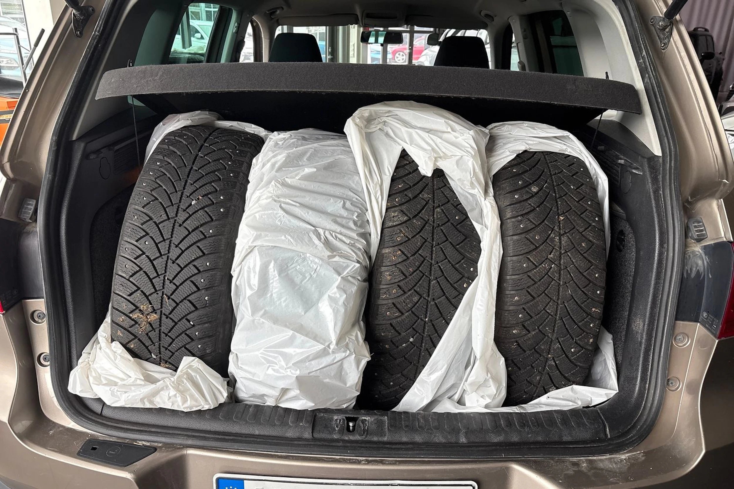 ruskea (beige) Volkswagen Tiguan 2011 kuva 10.