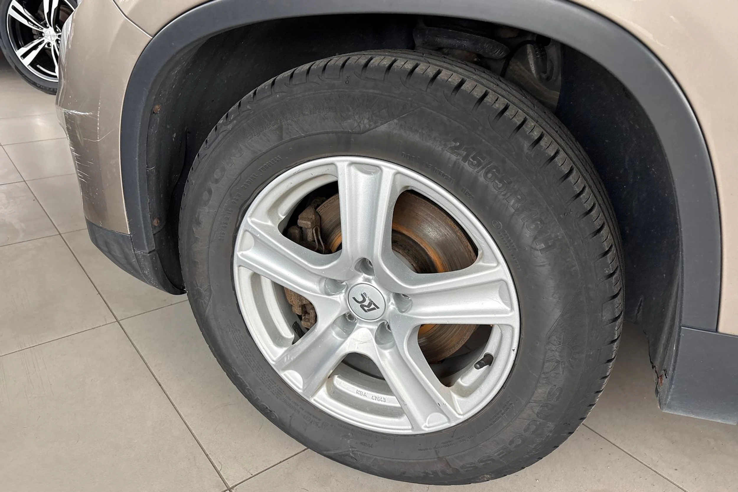 ruskea (beige) Volkswagen Tiguan 2011 kuva 13.