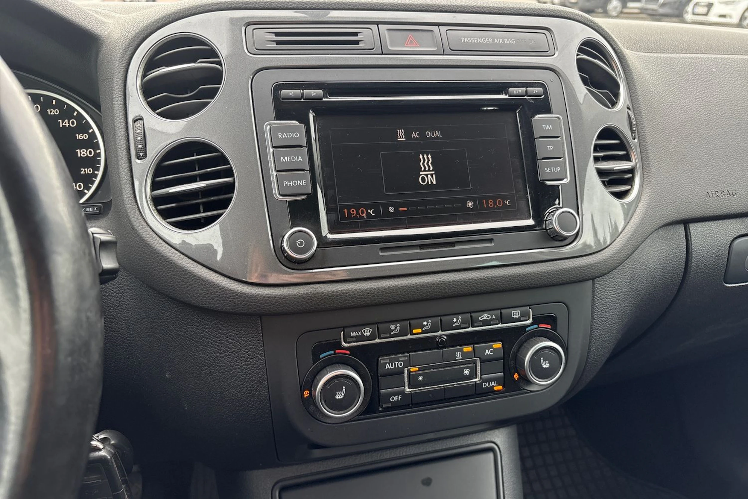 ruskea (beige) Volkswagen Tiguan 2011 kuva 34.