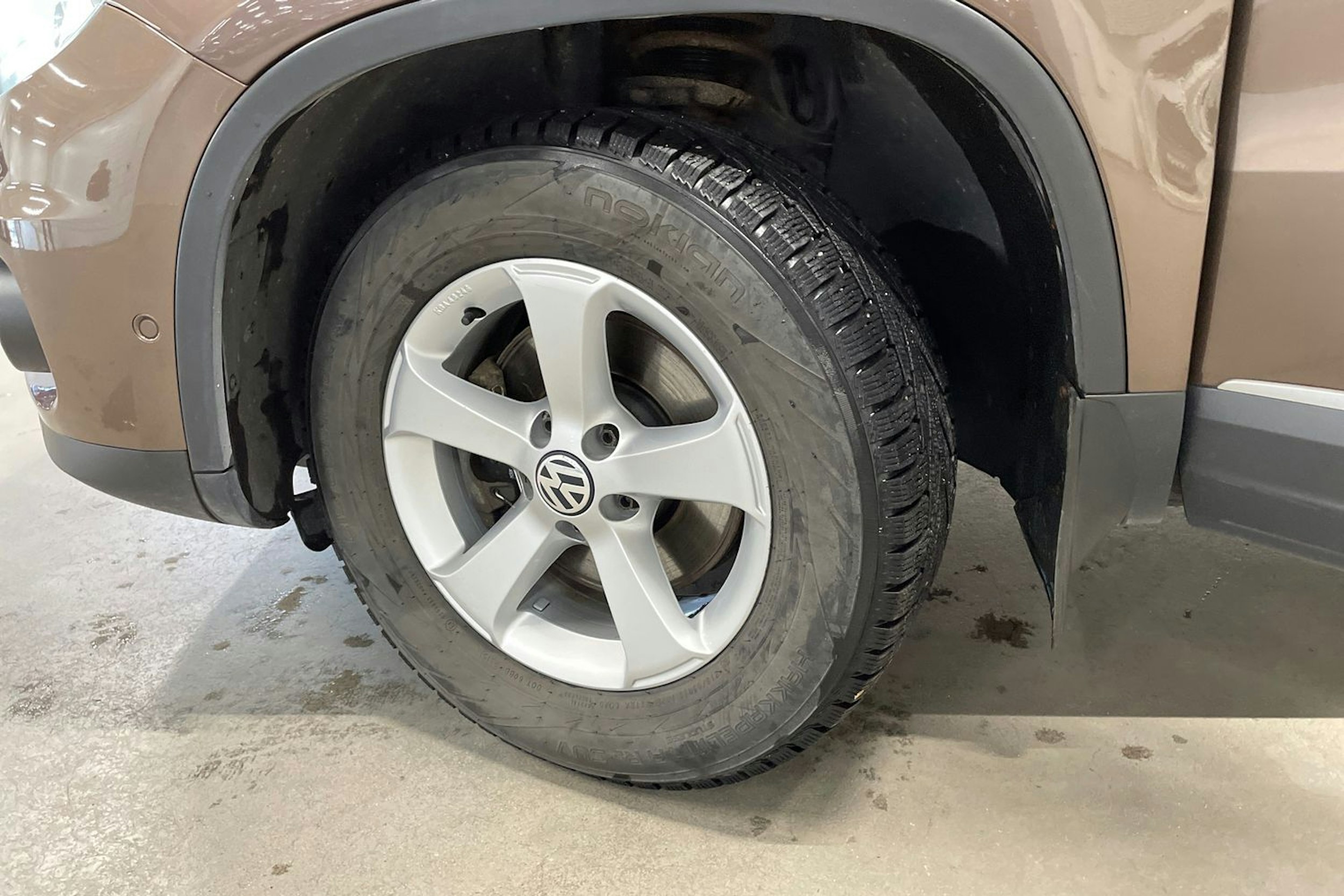 Ruskea (beige) Volkswagen Tiguan 2011 kuva 13.