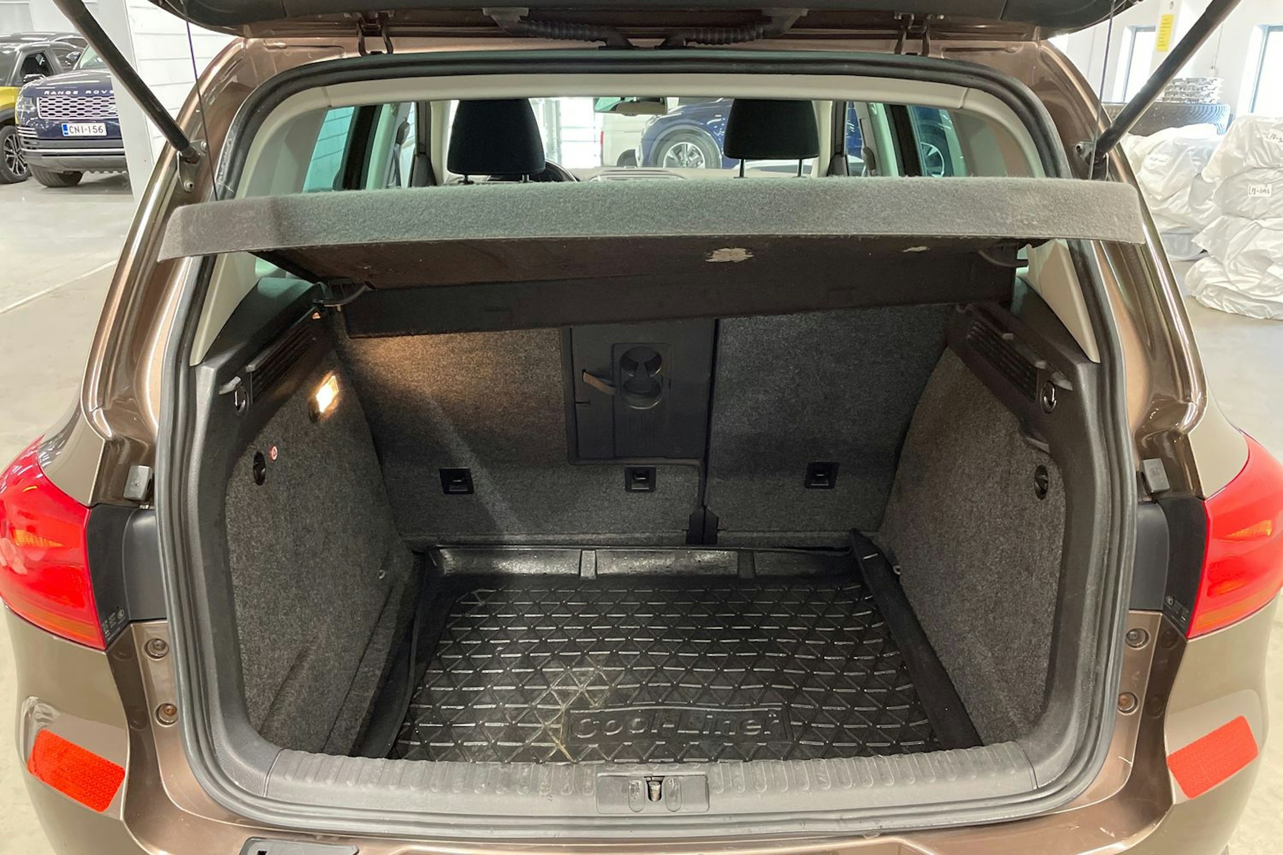 Ruskea (beige) Volkswagen Tiguan 2011 kuva 15.