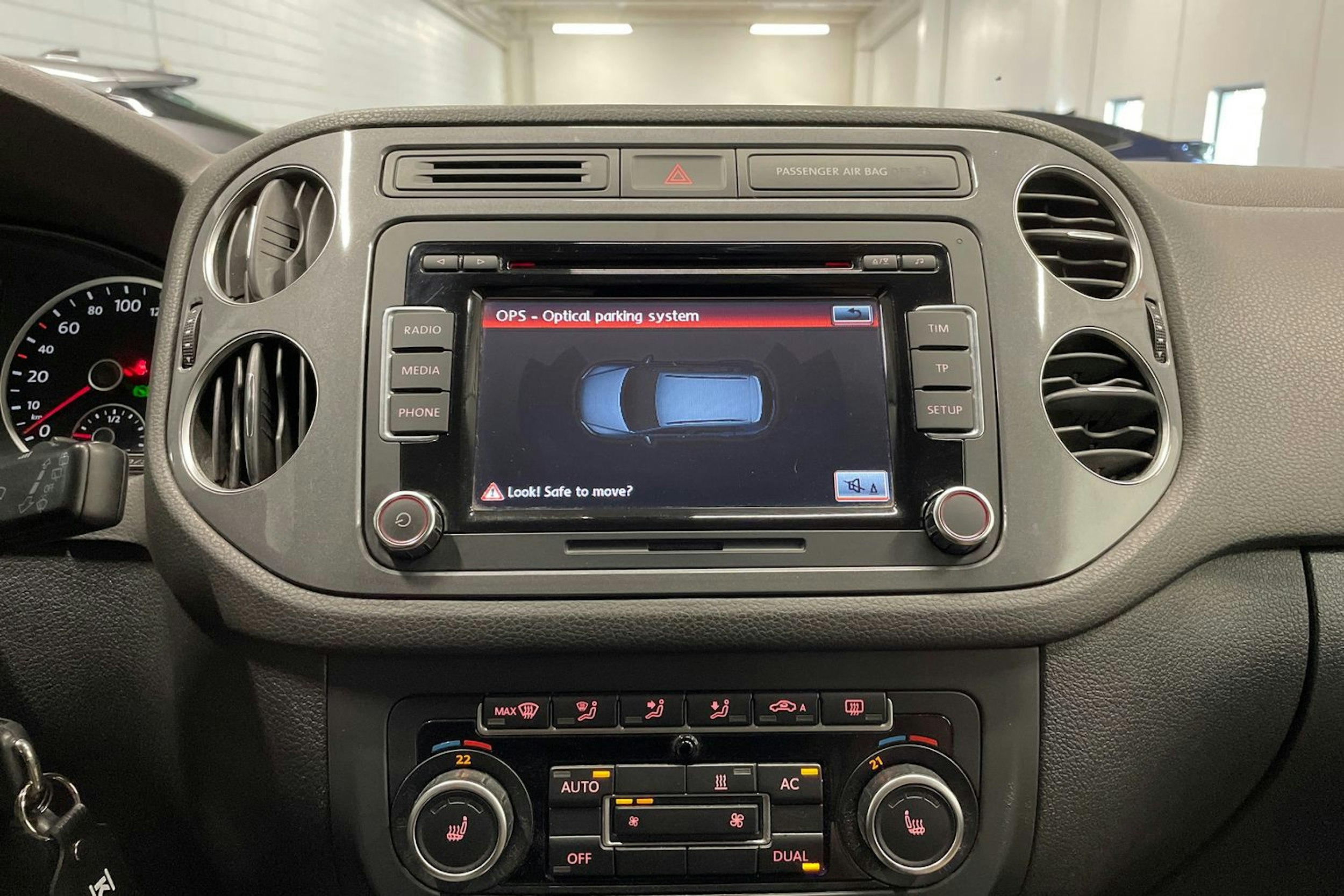 Ruskea (beige) Volkswagen Tiguan 2011 kuva 17.