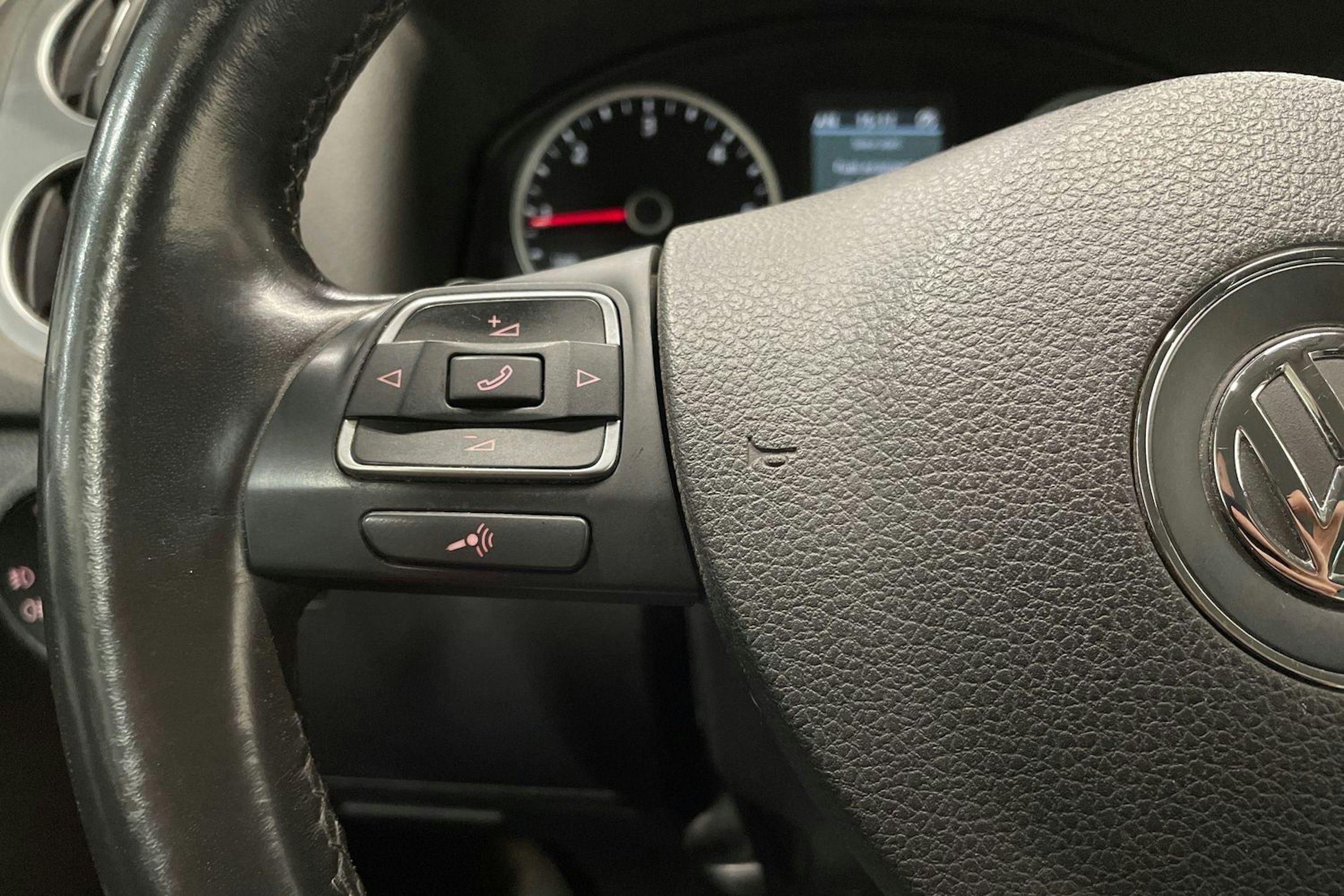 Ruskea (beige) Volkswagen Tiguan 2011 kuva 20.