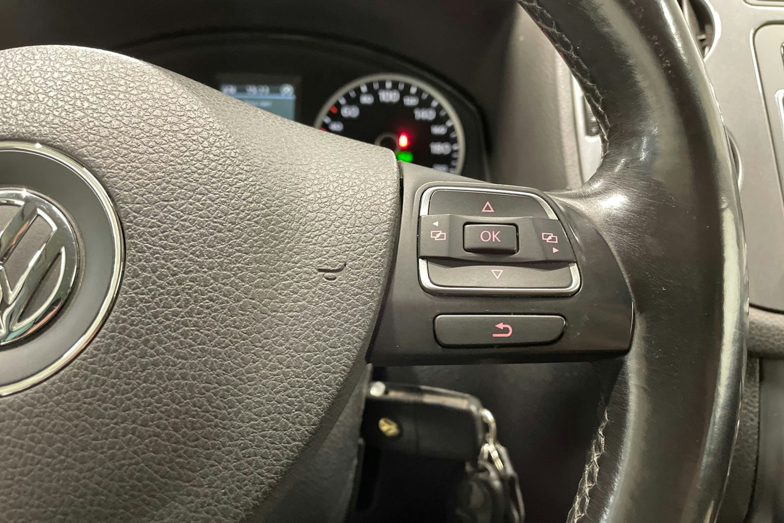 Ruskea (beige) Volkswagen Tiguan 2011 kuva 21.