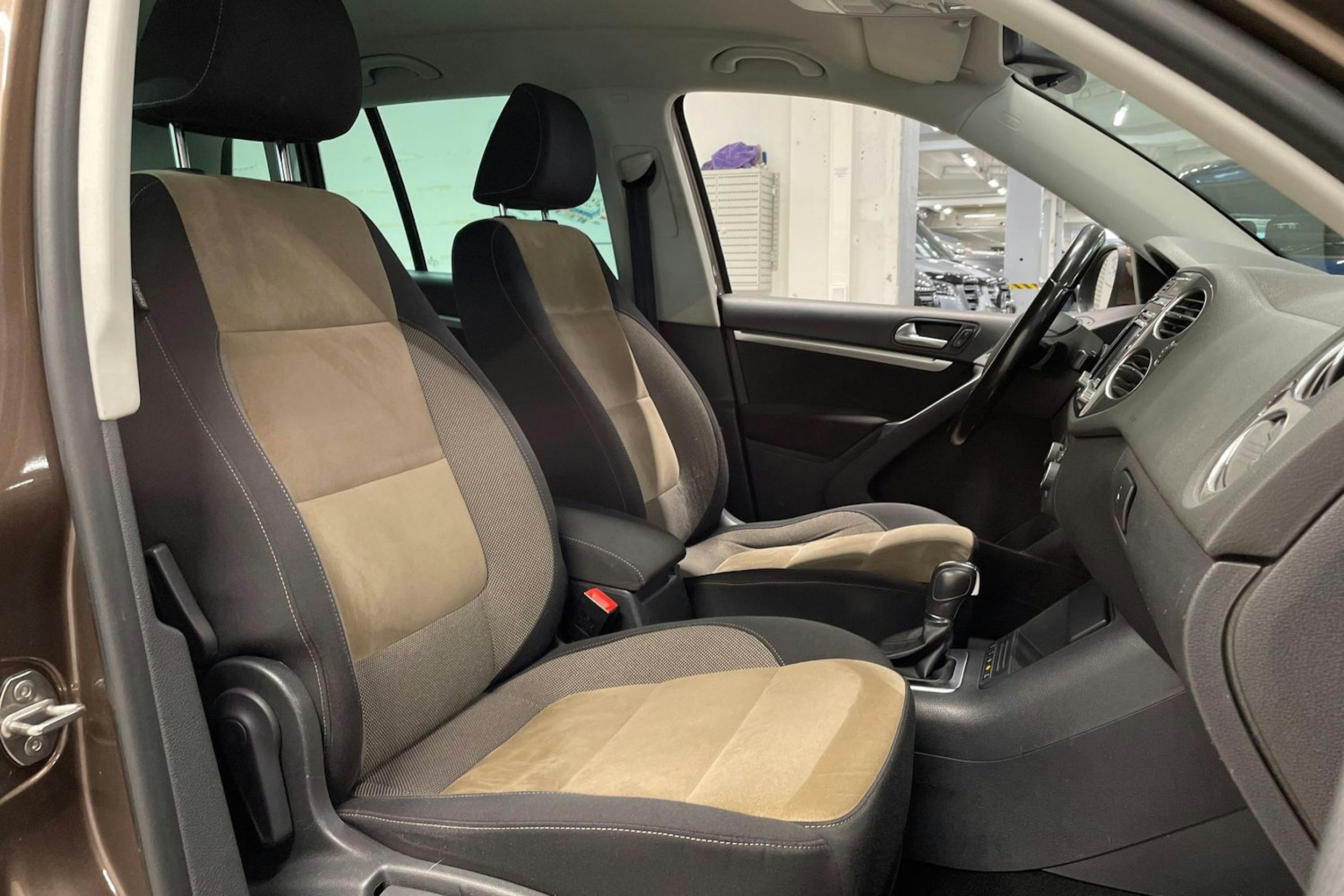 Ruskea (beige) Volkswagen Tiguan 2011 kuva 23.