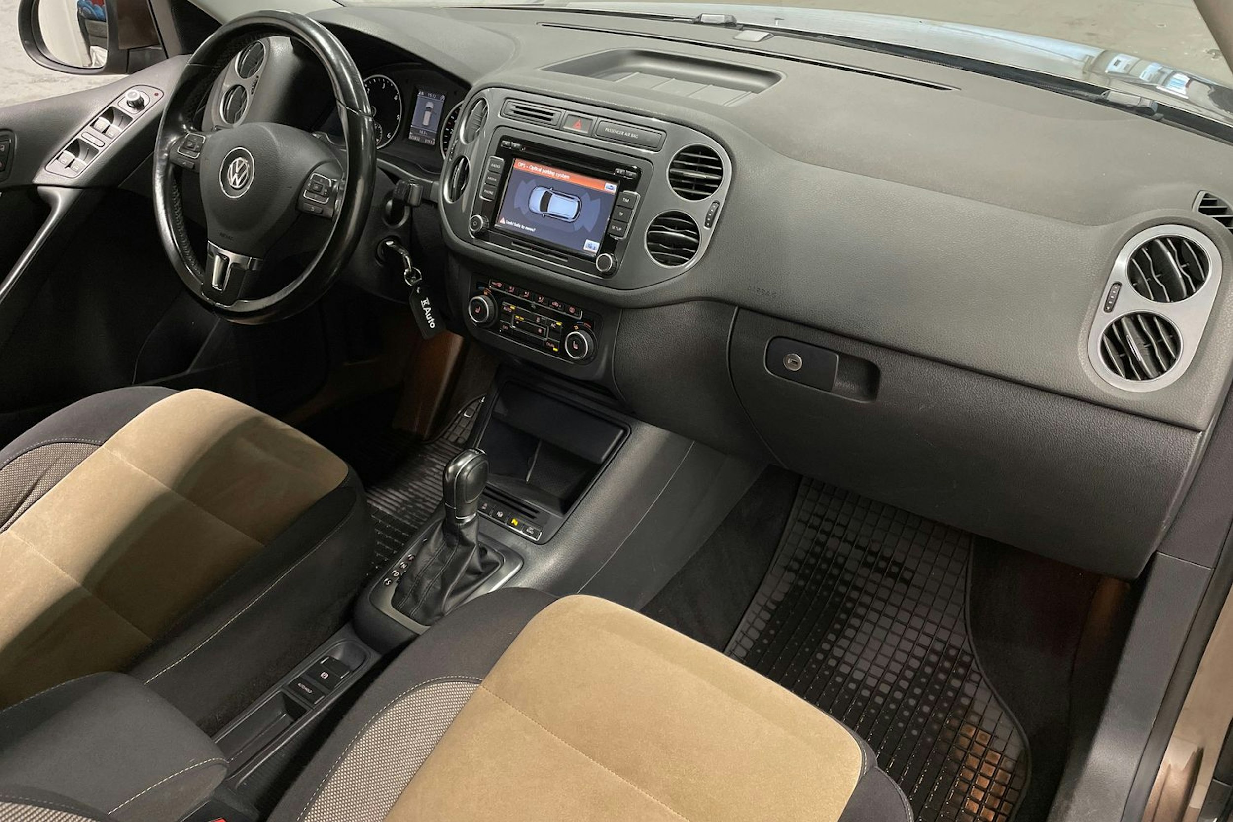 Ruskea (beige) Volkswagen Tiguan 2011 kuva 24.
