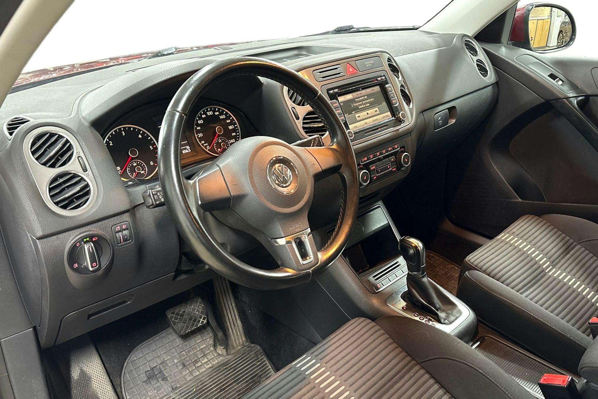 punainen Volkswagen Tiguan 2011 kuva 7.