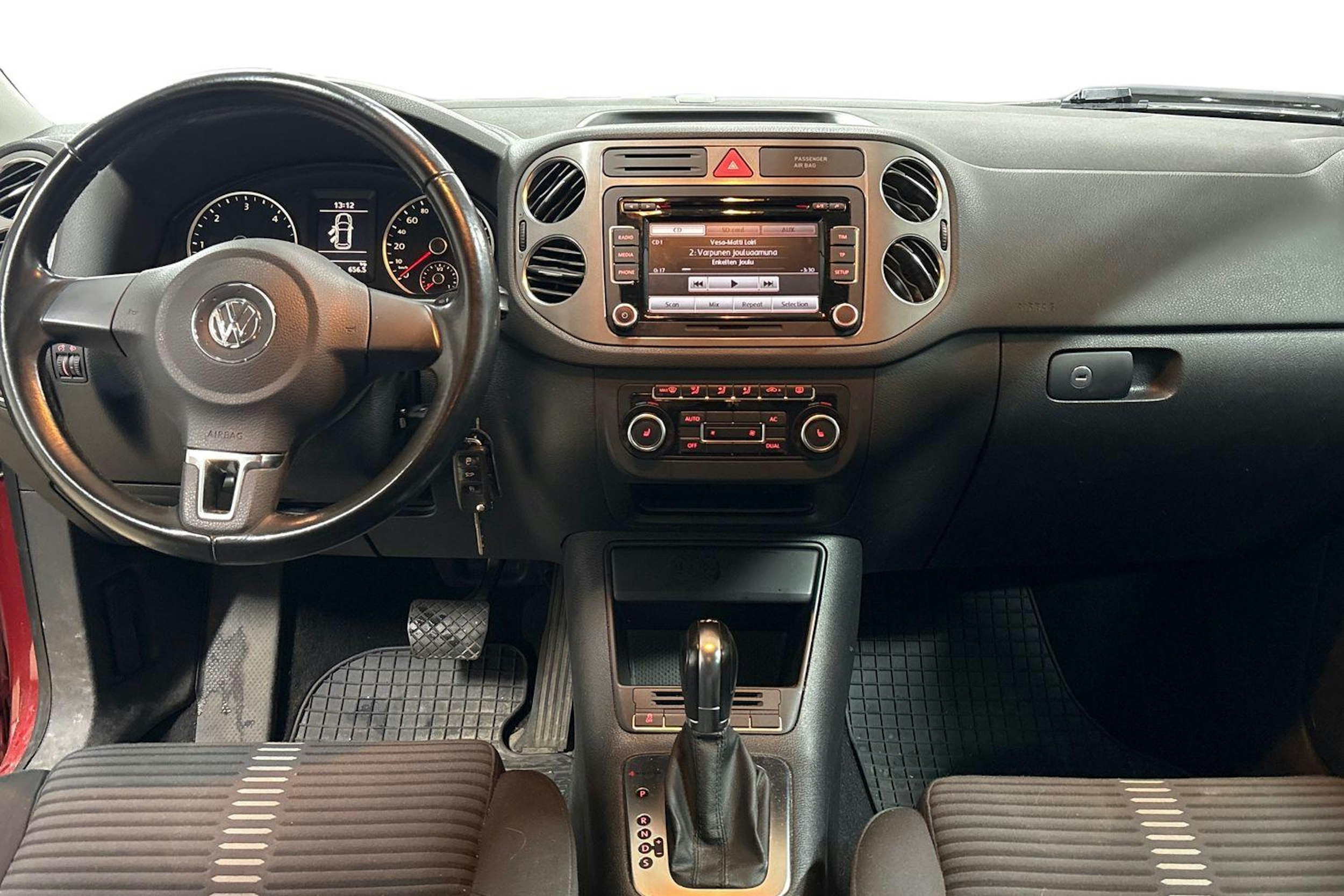 punainen Volkswagen Tiguan 2011 kuva 9.
