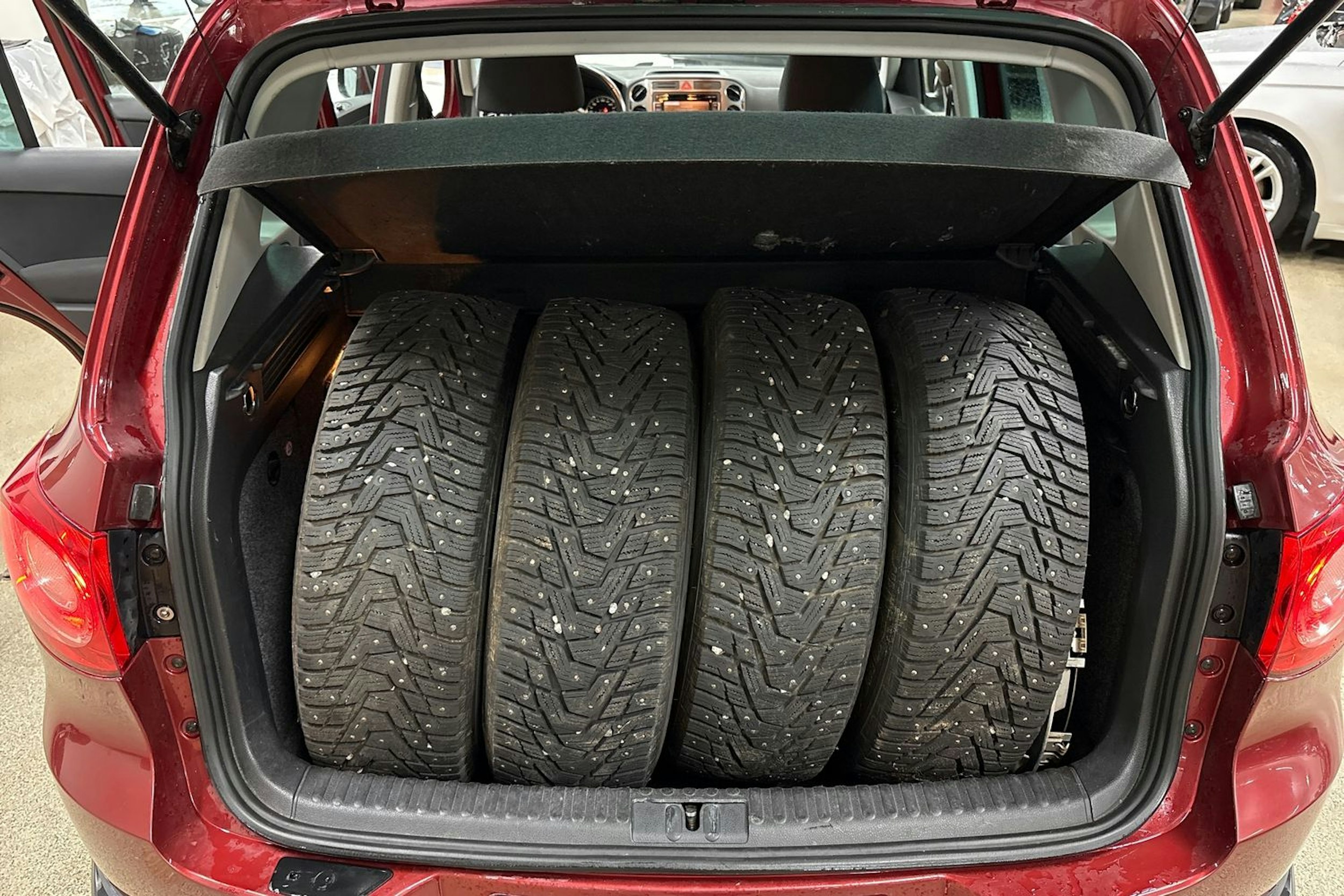 punainen Volkswagen Tiguan 2011 kuva 14.