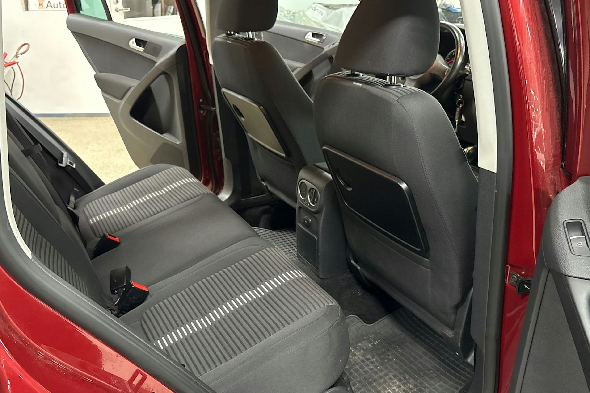 punainen Volkswagen Tiguan 2011 kuva 15.