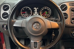 punainen Volkswagen Tiguan 2011 kuva 16.