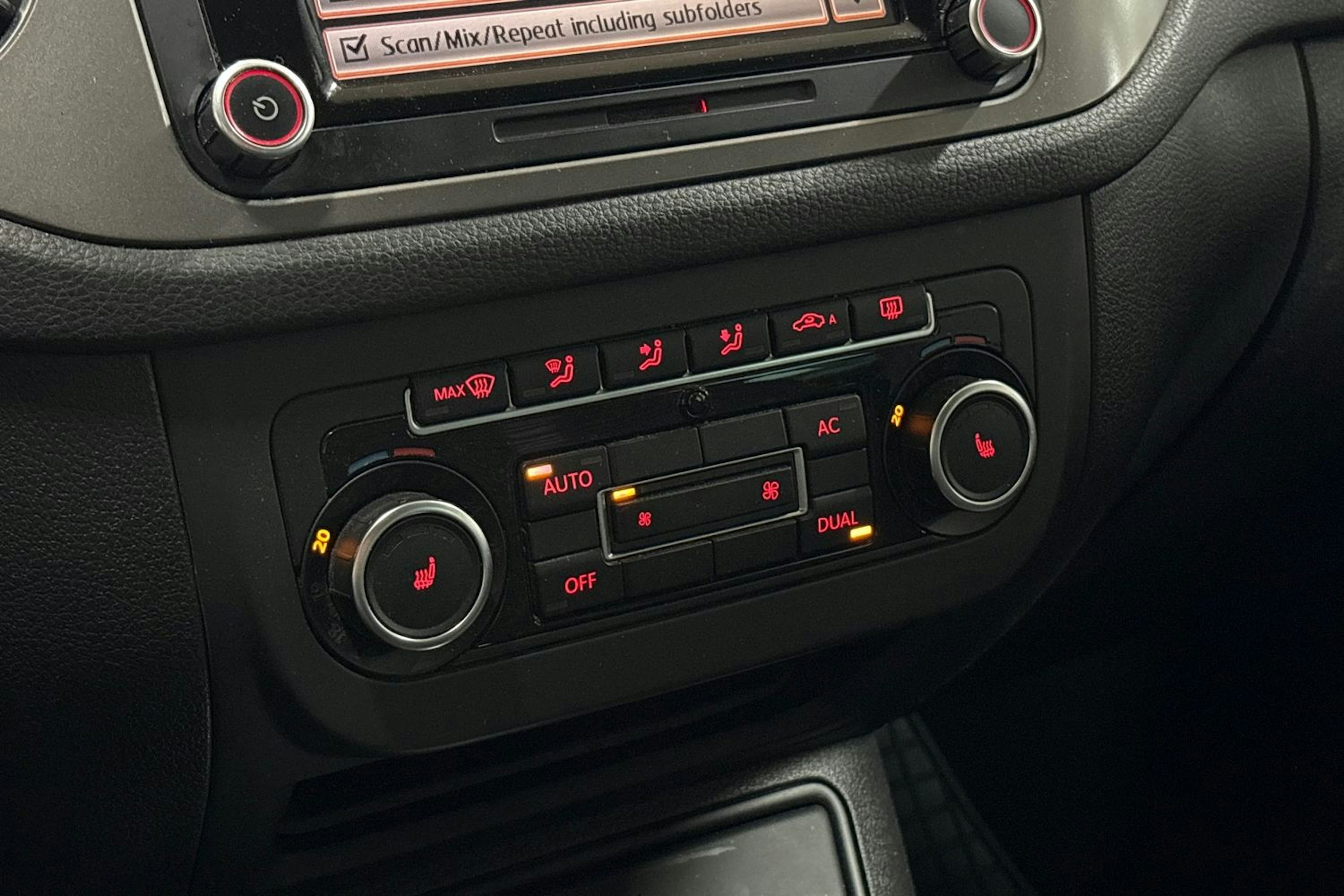 punainen Volkswagen Tiguan 2011 kuva 20.