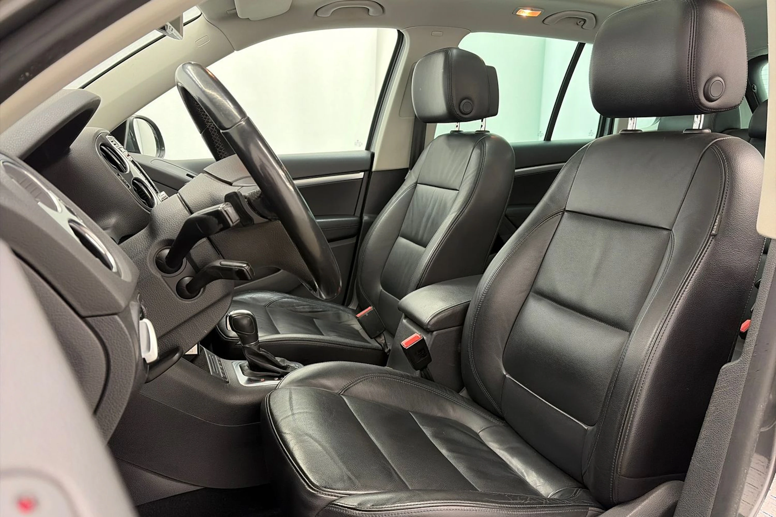 Harmaa Volkswagen Tiguan 2012 kuva 16.