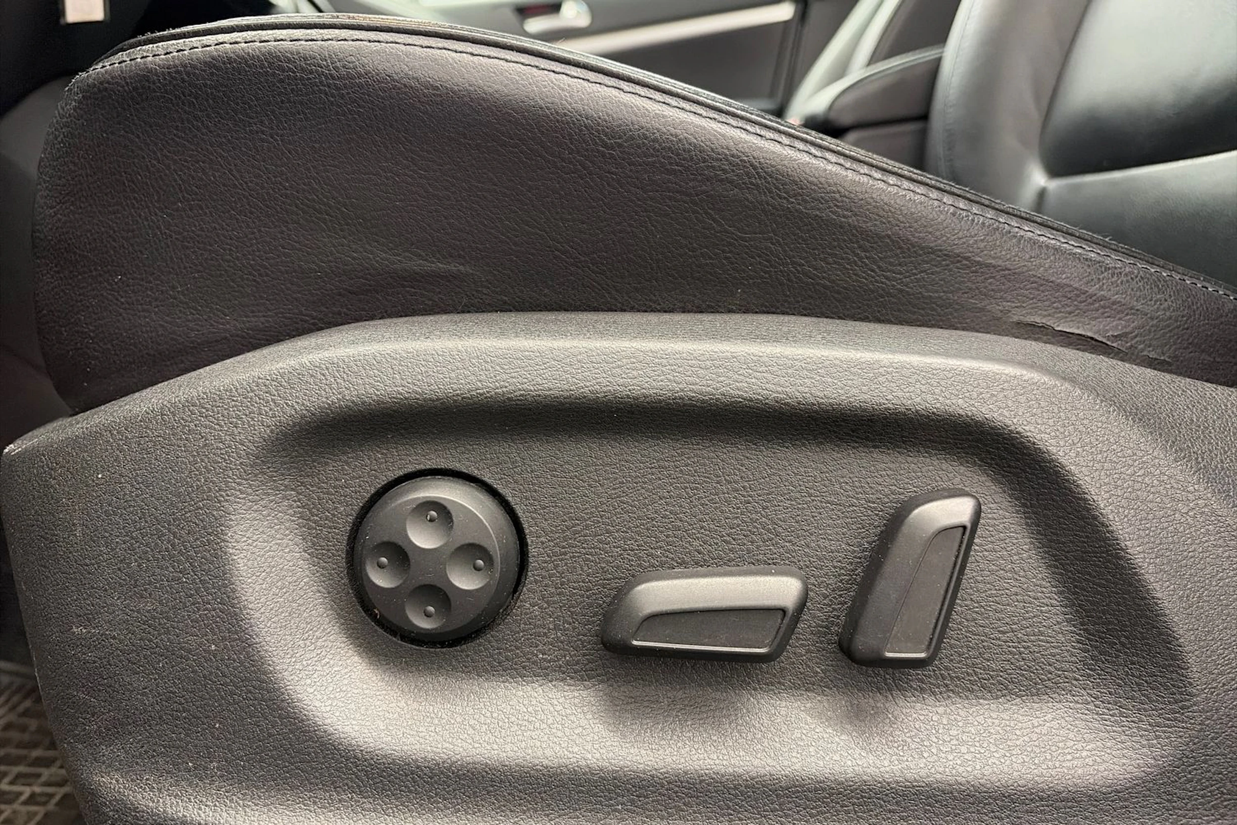 Harmaa Volkswagen Tiguan 2012 kuva 17.