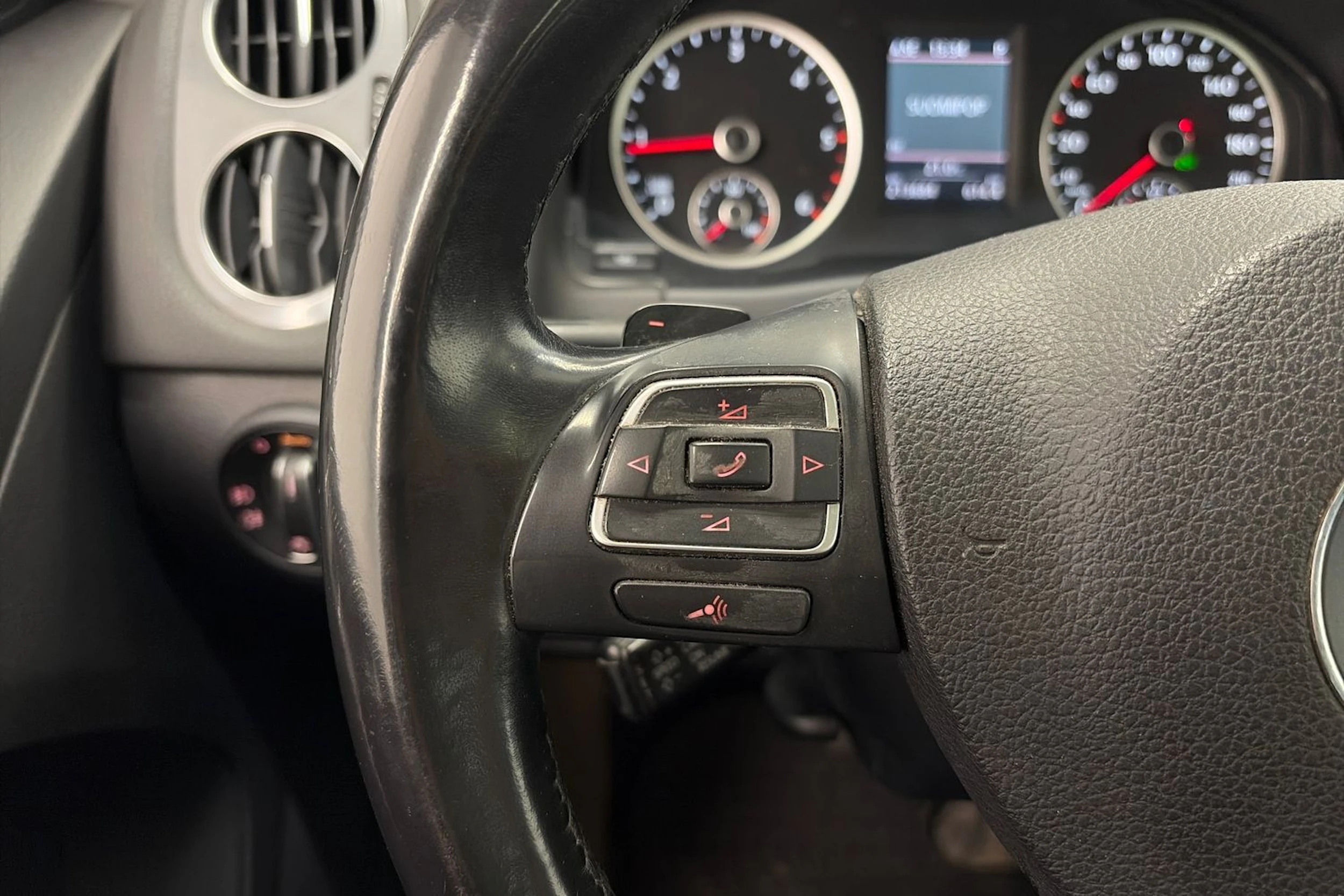 Harmaa Volkswagen Tiguan 2012 kuva 20.