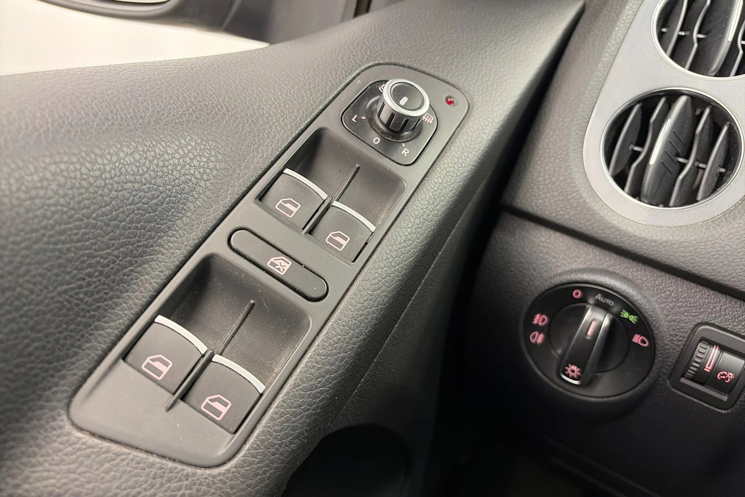 Harmaa Volkswagen Tiguan 2012 kuva 28.
