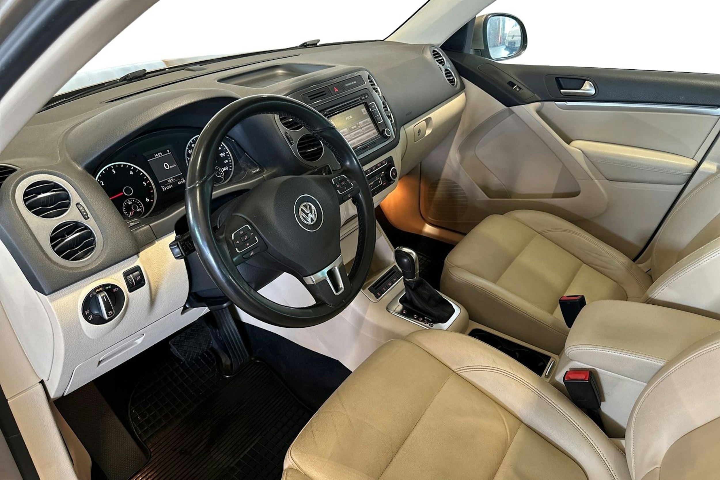 Ruskea (beige) Volkswagen Tiguan 2012 kuva 7.