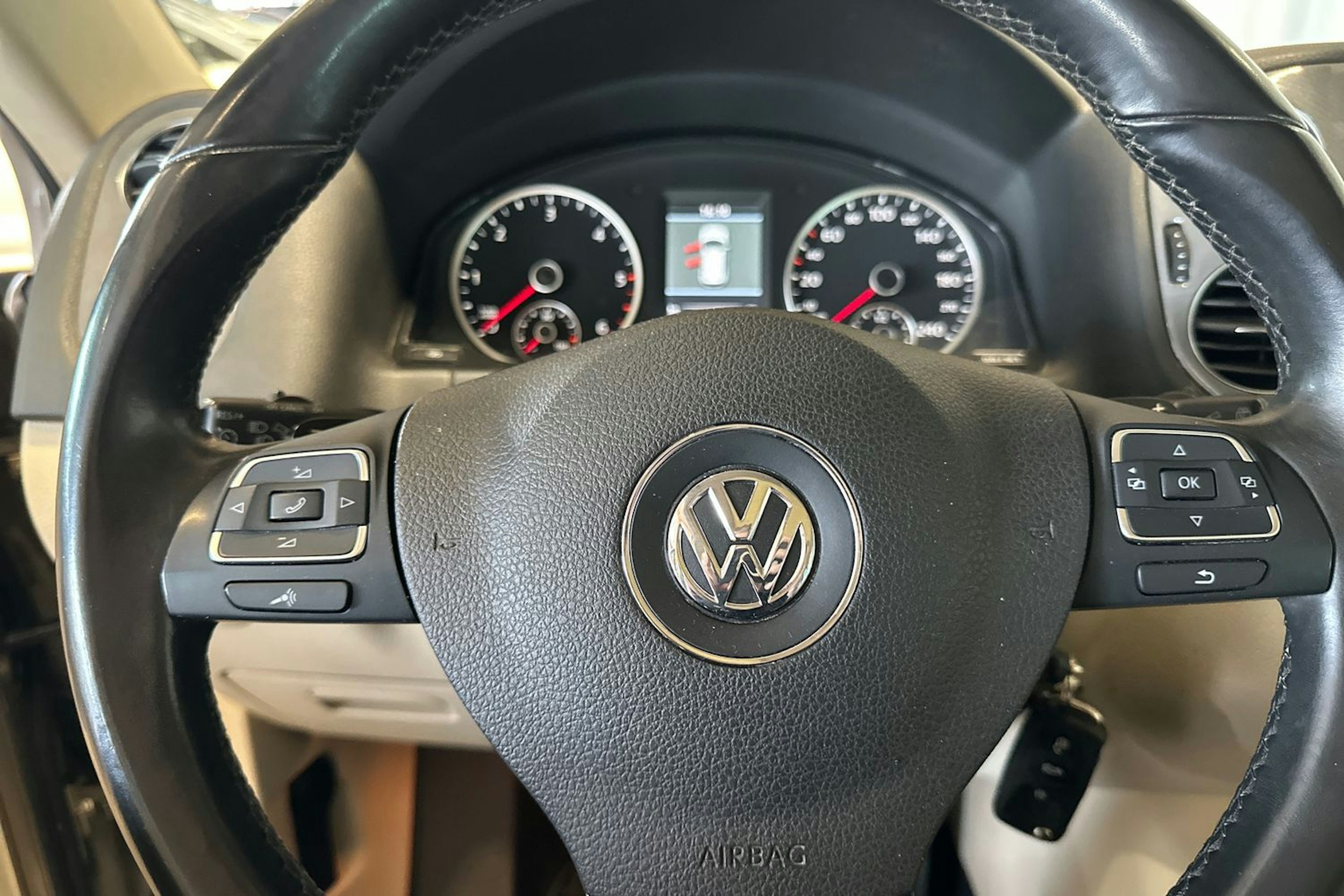 Ruskea (beige) Volkswagen Tiguan 2012 kuva 16.