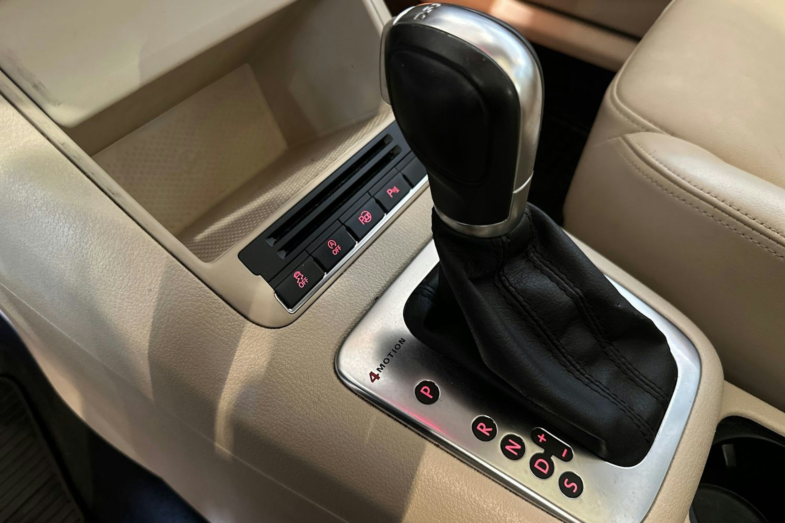 Ruskea (beige) Volkswagen Tiguan 2012 kuva 17.