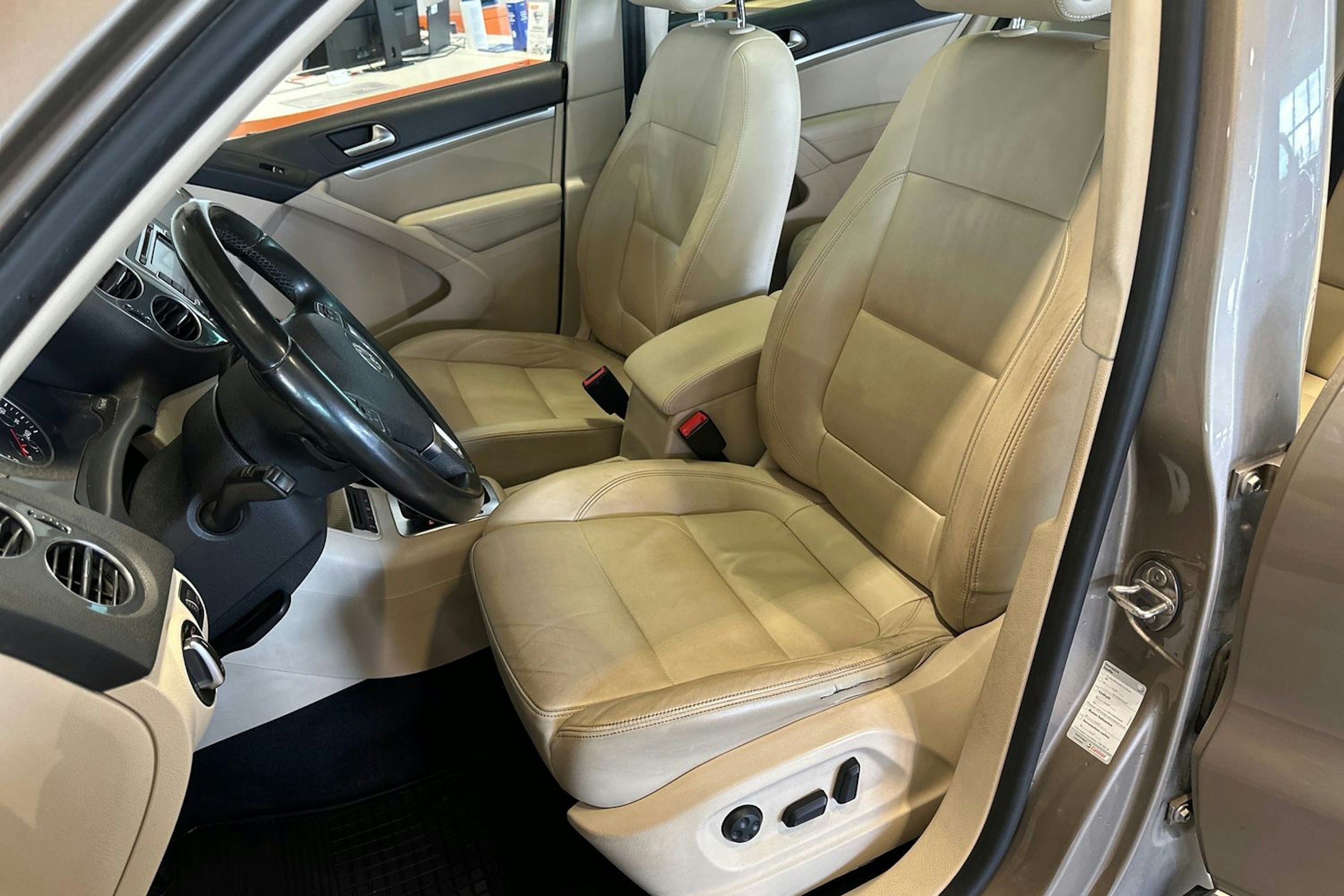 Ruskea (beige) Volkswagen Tiguan 2012 kuva 18.
