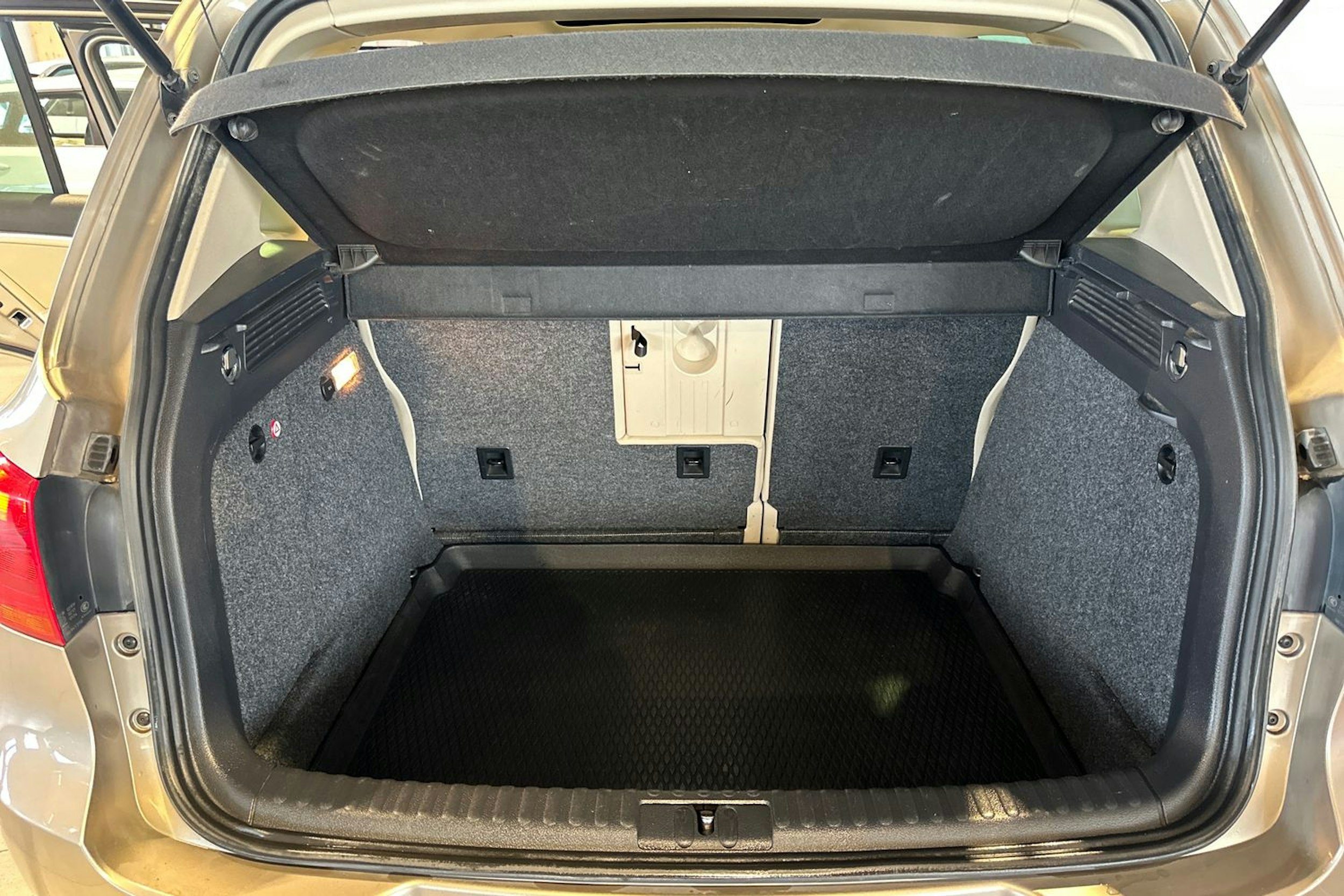 Ruskea (beige) Volkswagen Tiguan 2012 kuva 20.