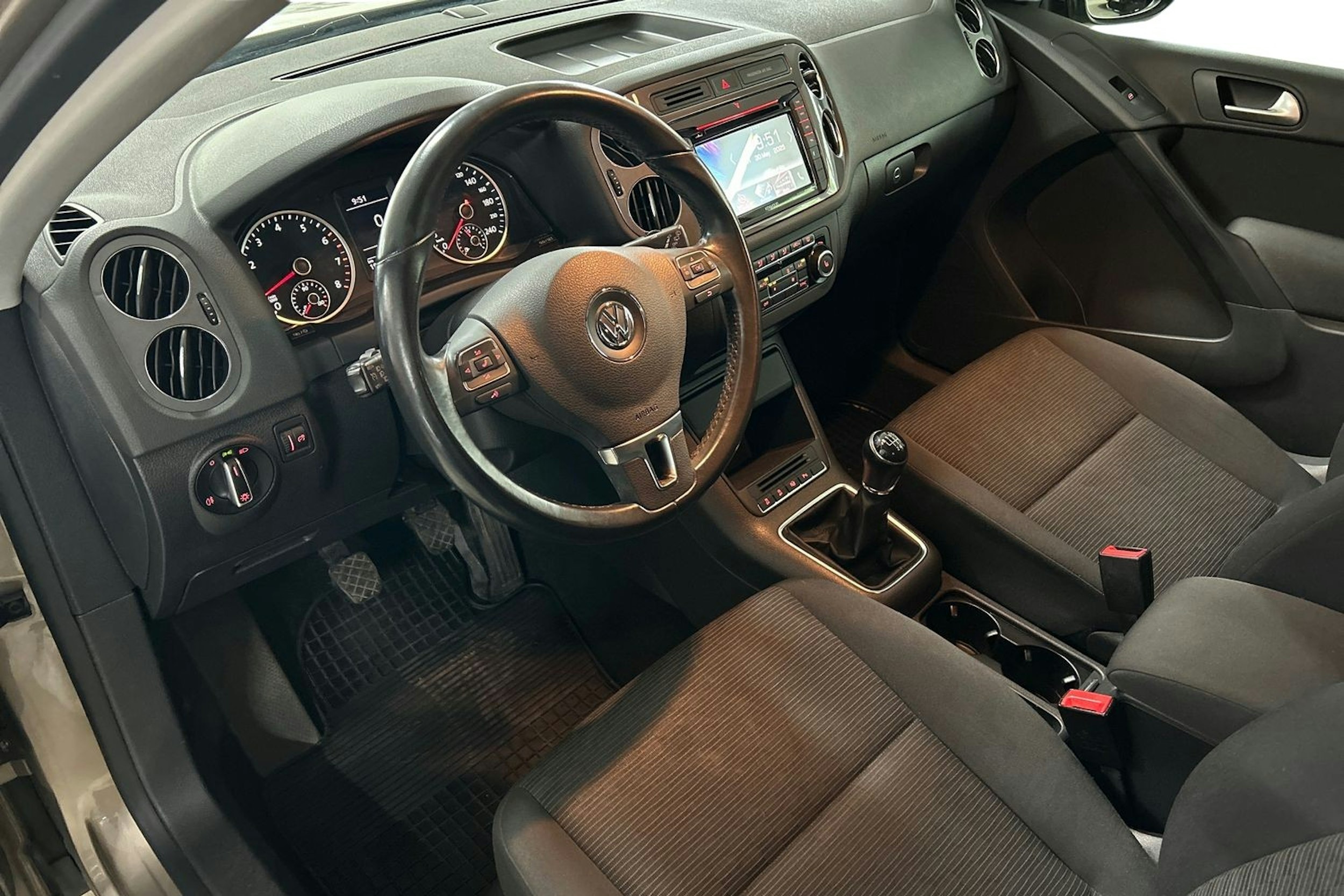 ruskea (beige) Volkswagen Tiguan 2012 kuva 7.