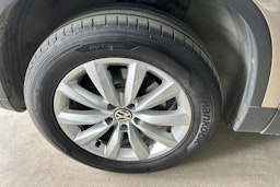 ruskea (beige) Volkswagen Tiguan 2012 kuva 13.