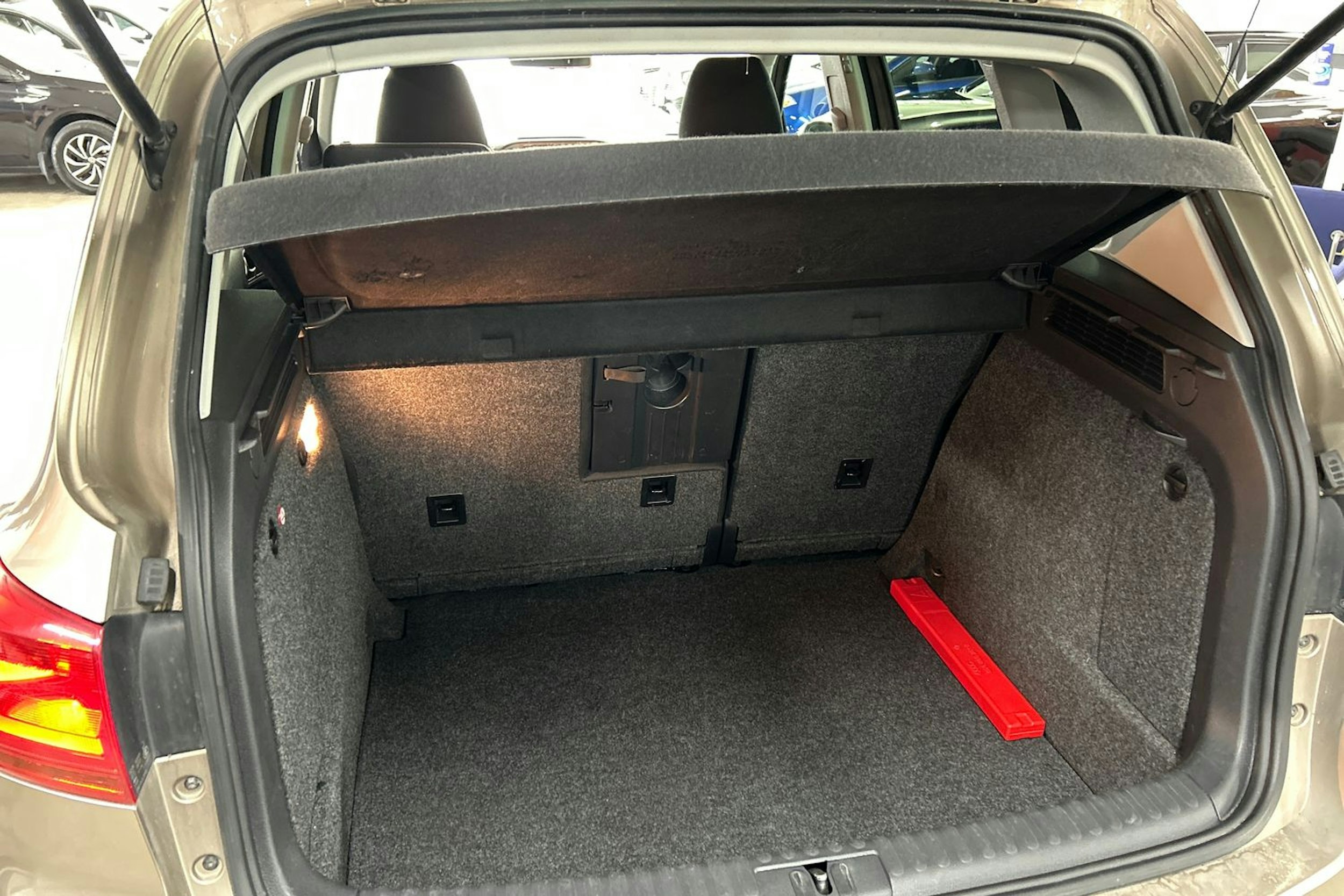 ruskea (beige) Volkswagen Tiguan 2012 kuva 14.