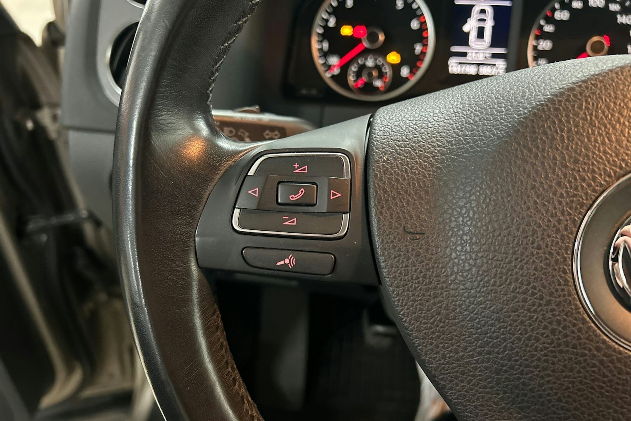 ruskea (beige) Volkswagen Tiguan 2012 kuva 15.