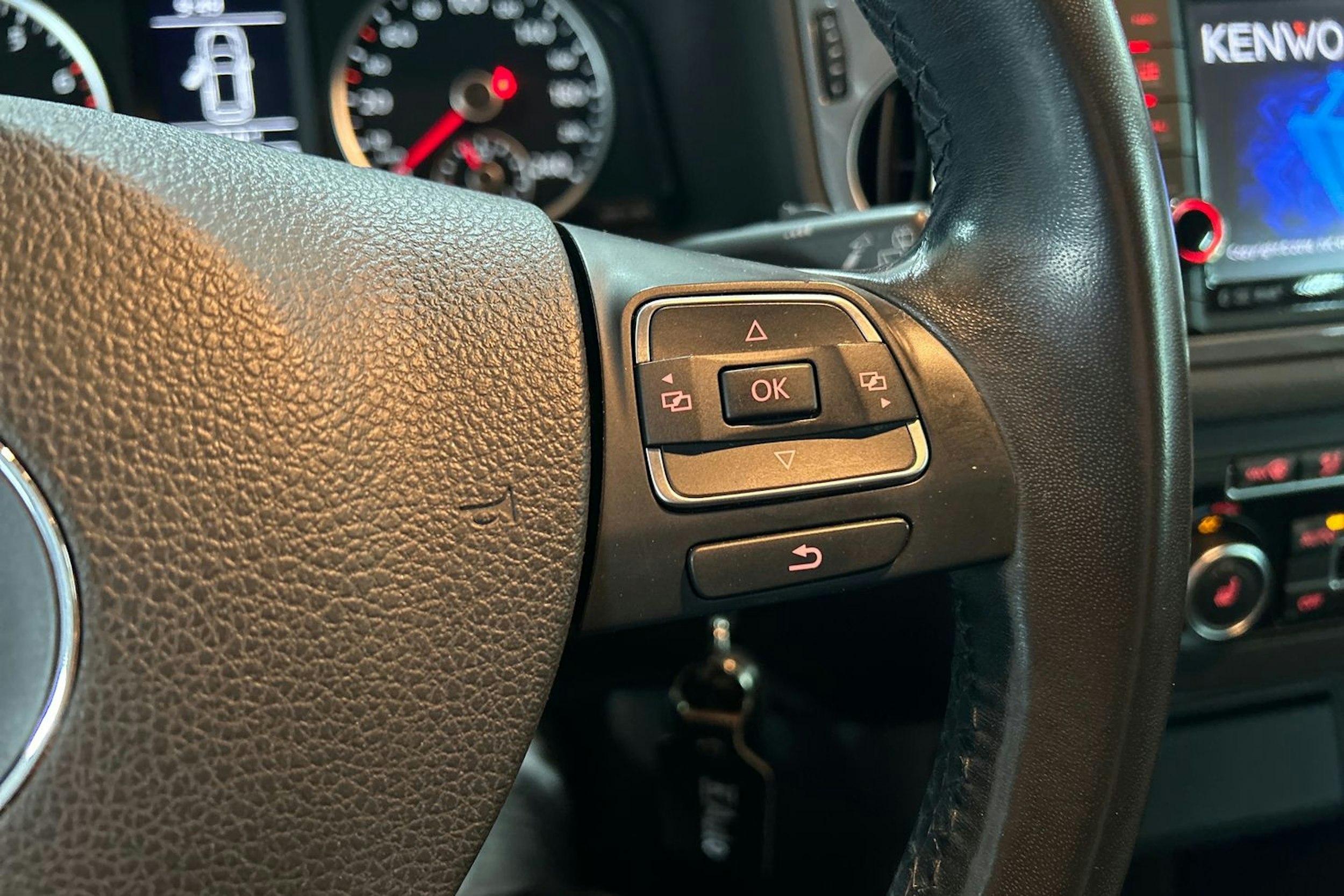 ruskea (beige) Volkswagen Tiguan 2012 kuva 16.