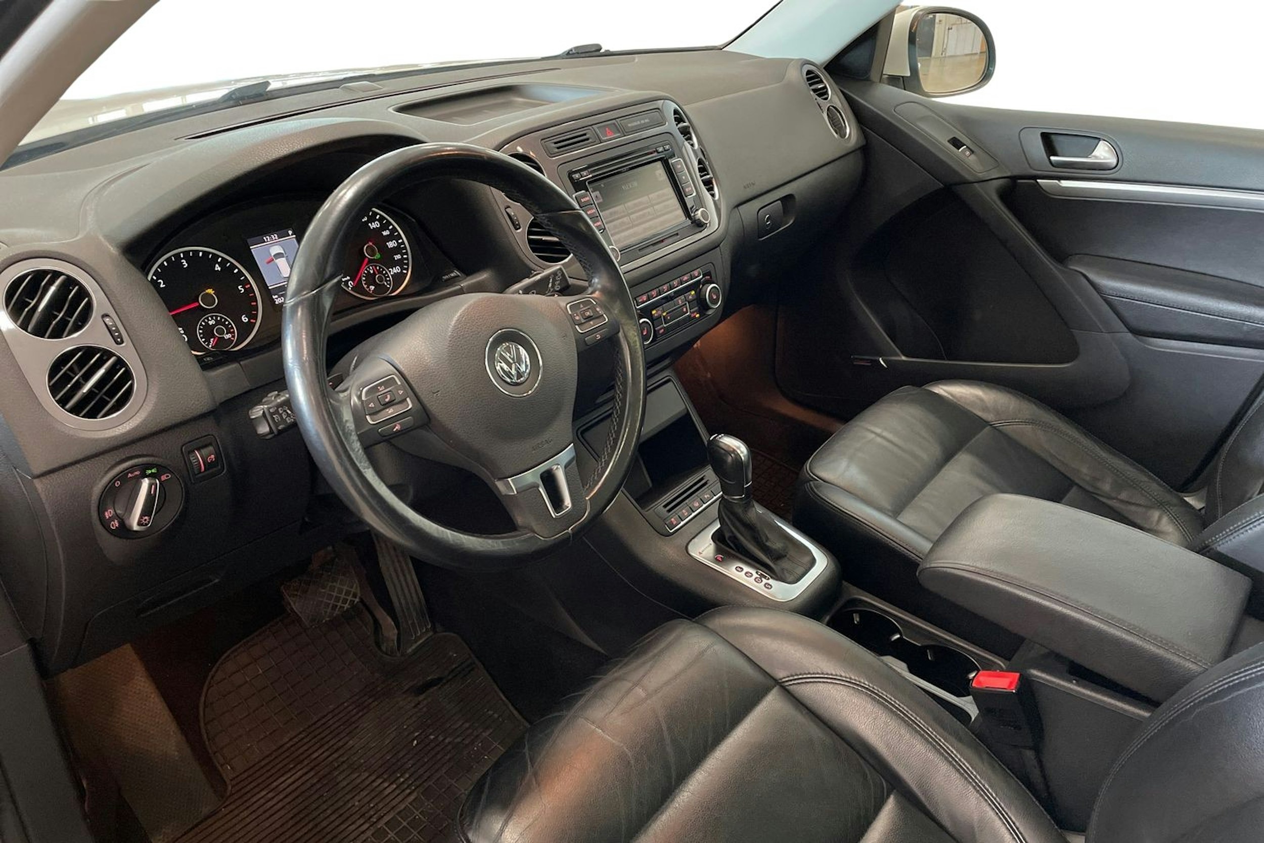 Valkoinen Volkswagen Tiguan 2012 kuva 7.