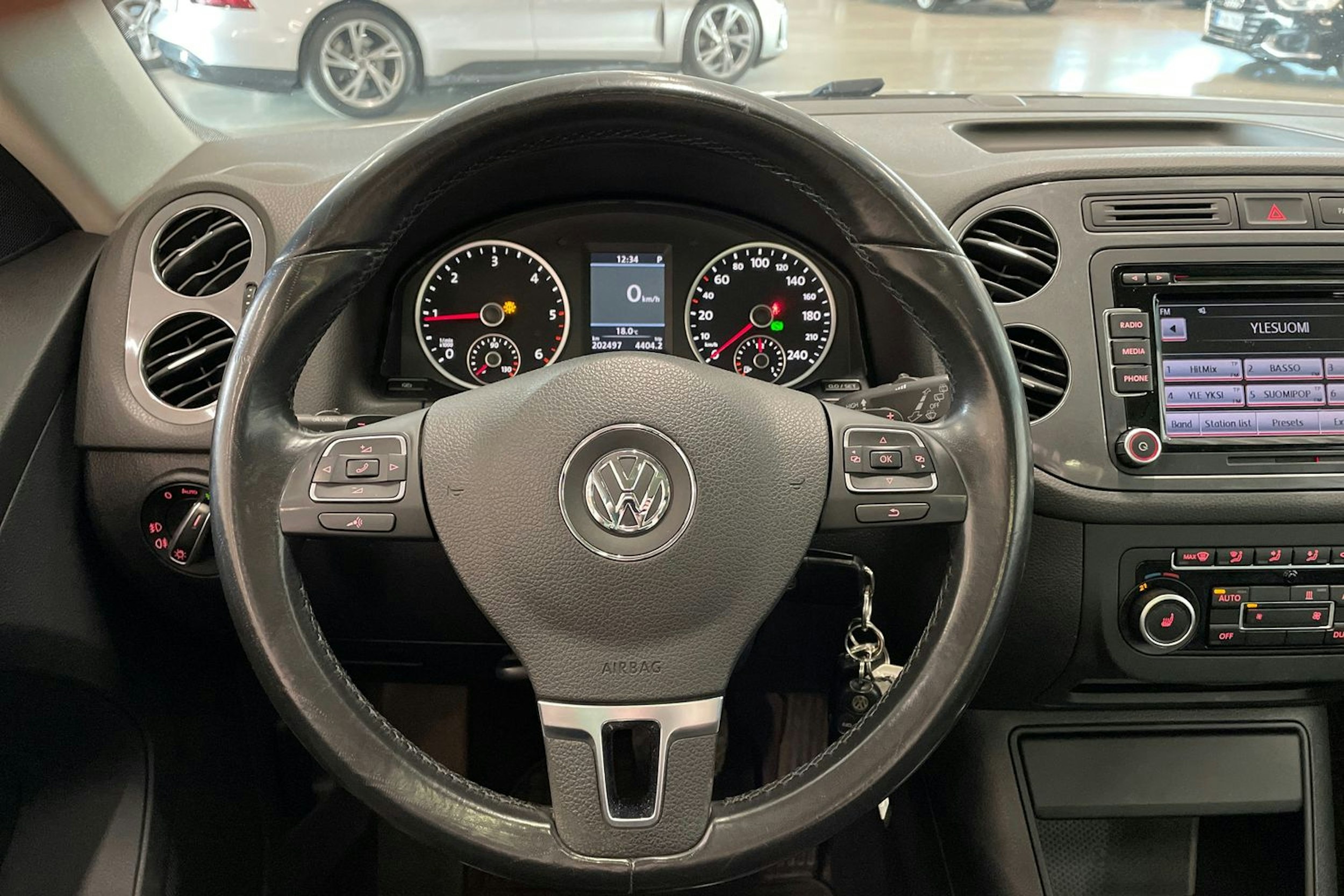 Valkoinen Volkswagen Tiguan 2012 kuva 15.