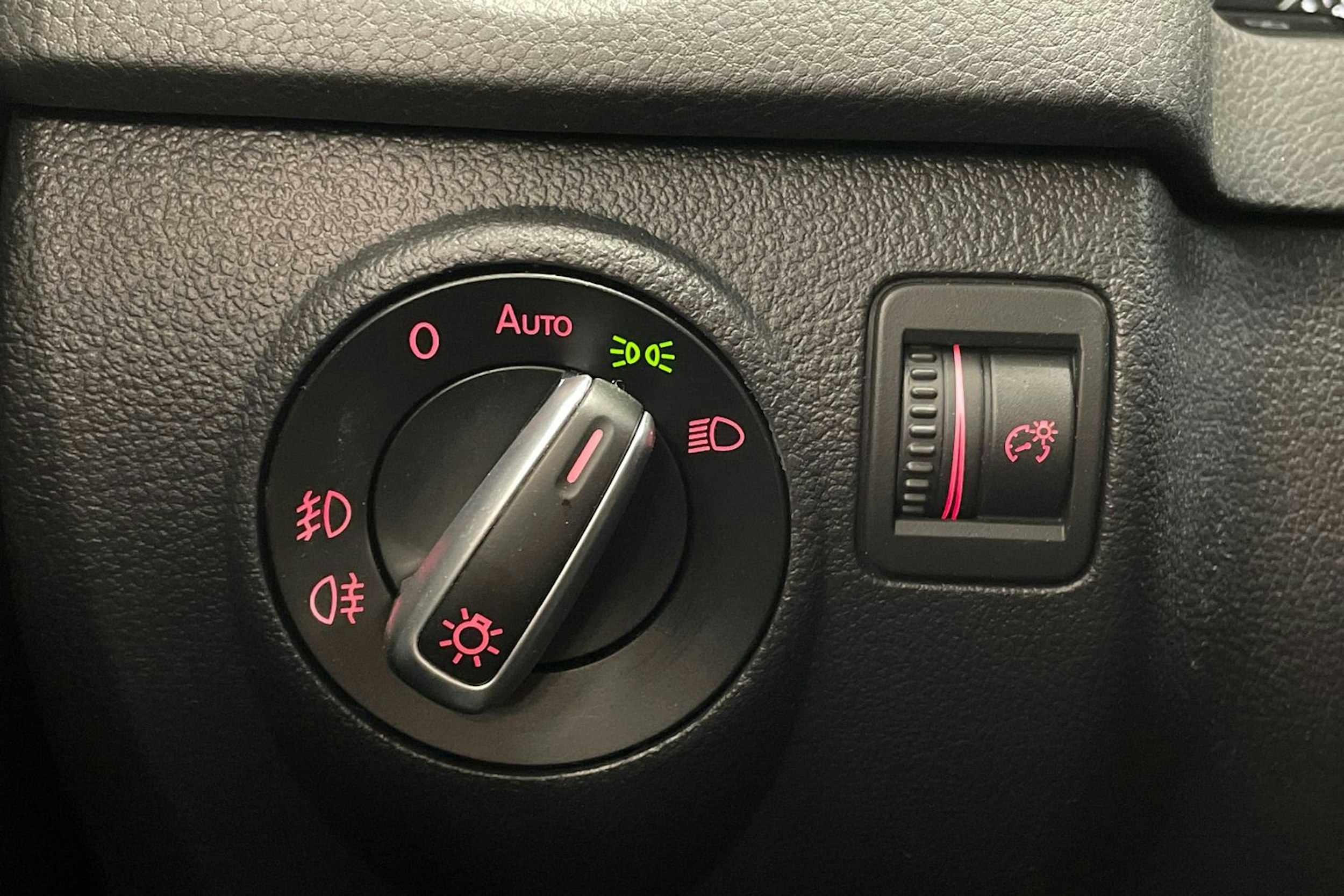 Valkoinen Volkswagen Tiguan 2012 kuva 20.