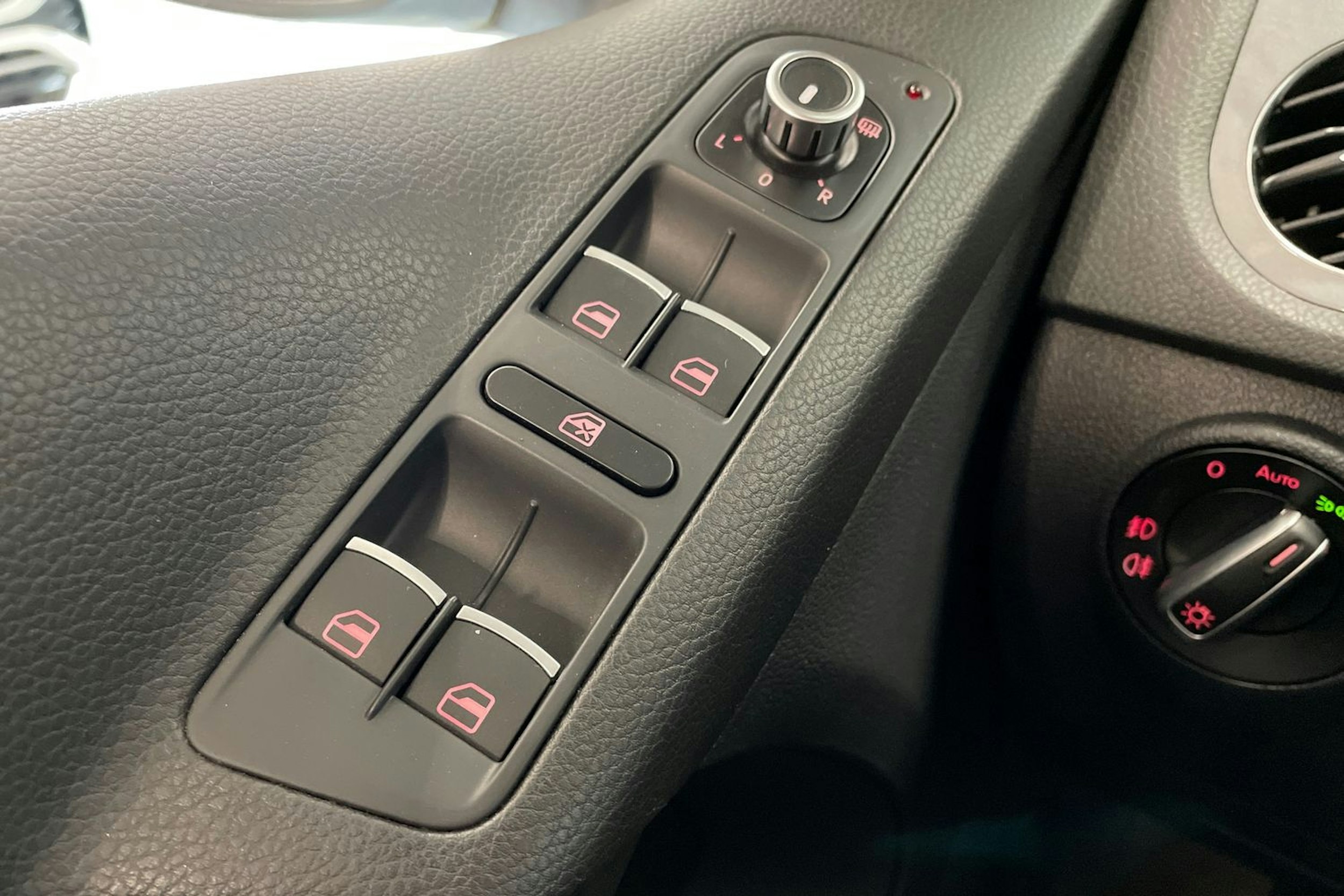 Valkoinen Volkswagen Tiguan 2012 kuva 21.