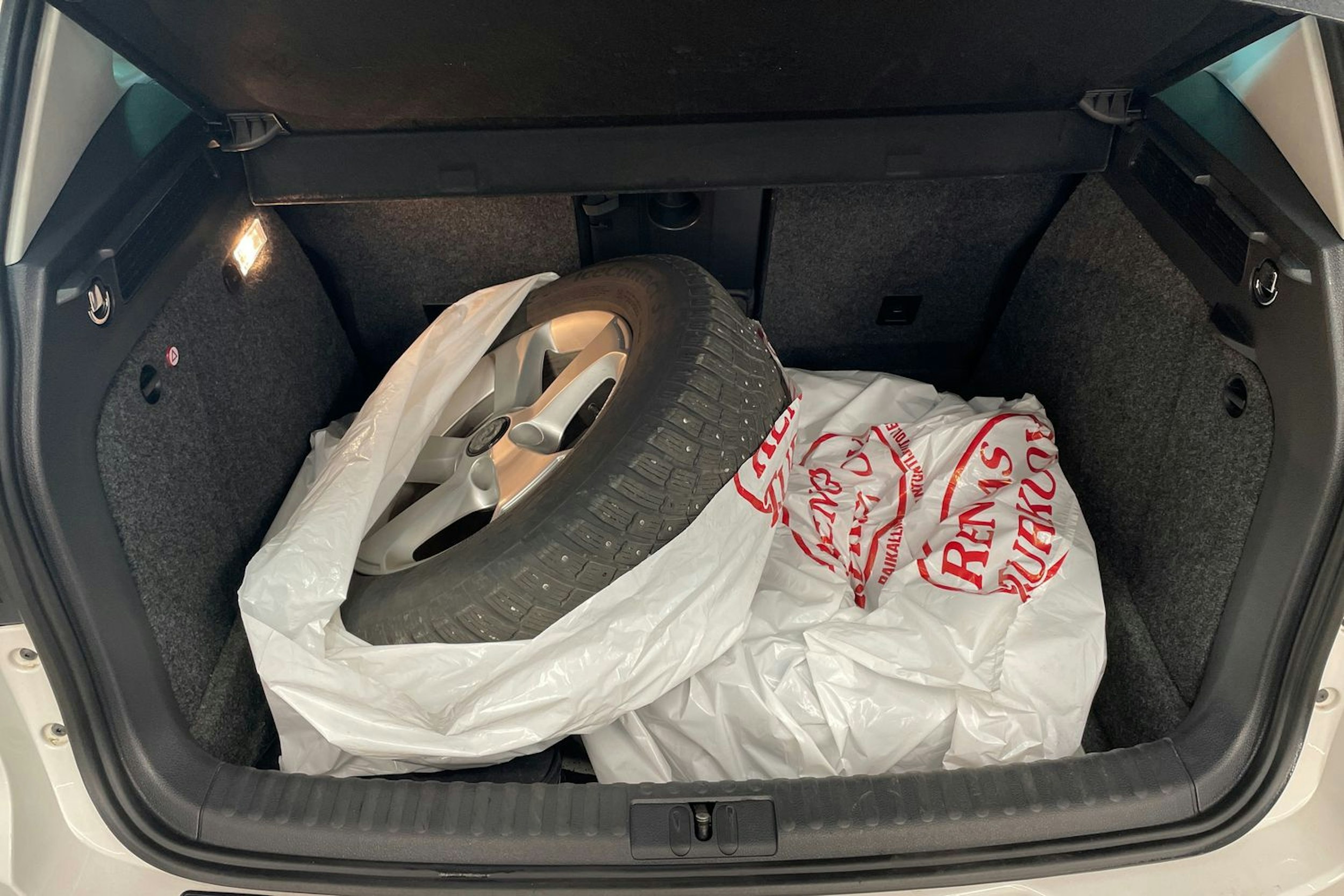 Valkoinen Volkswagen Tiguan 2012 kuva 27.