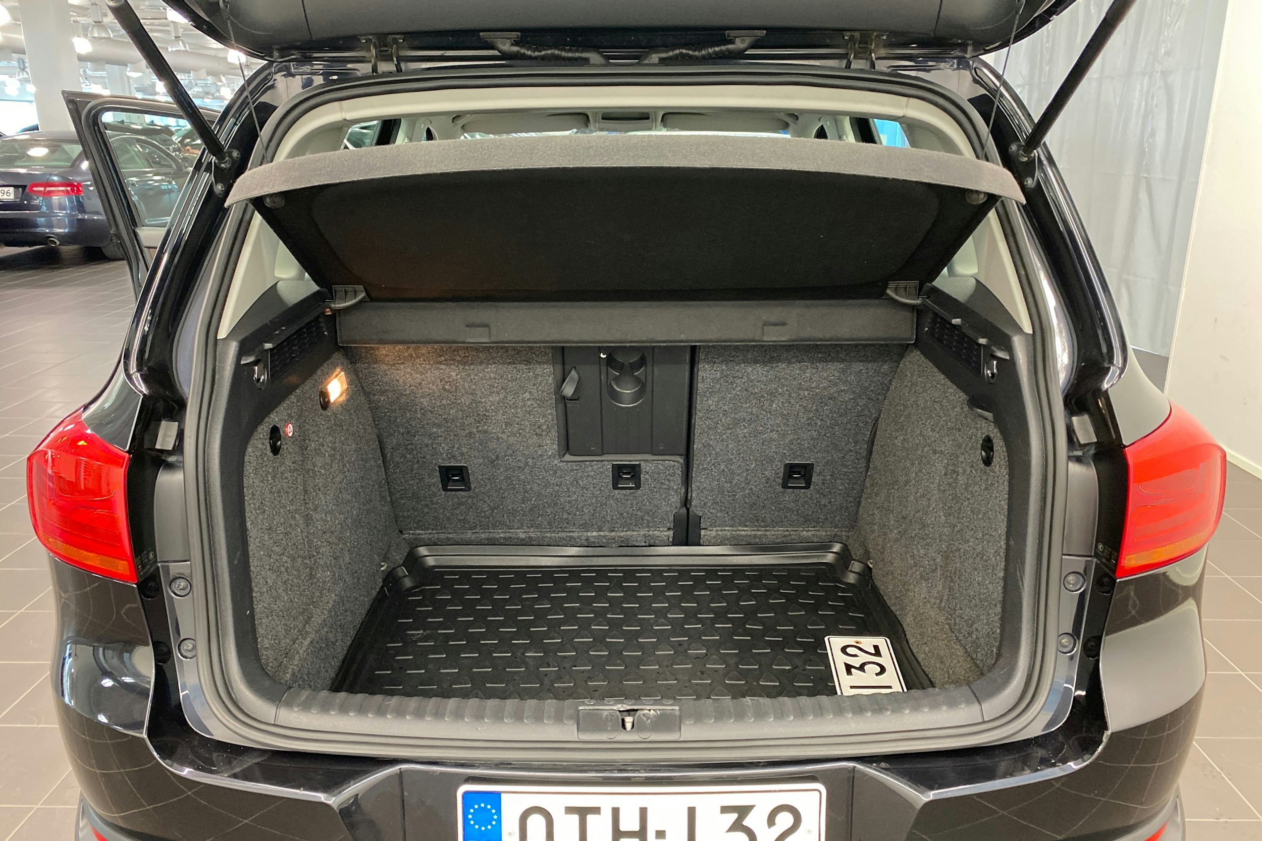Musta Volkswagen Tiguan 2012 kuva 28.