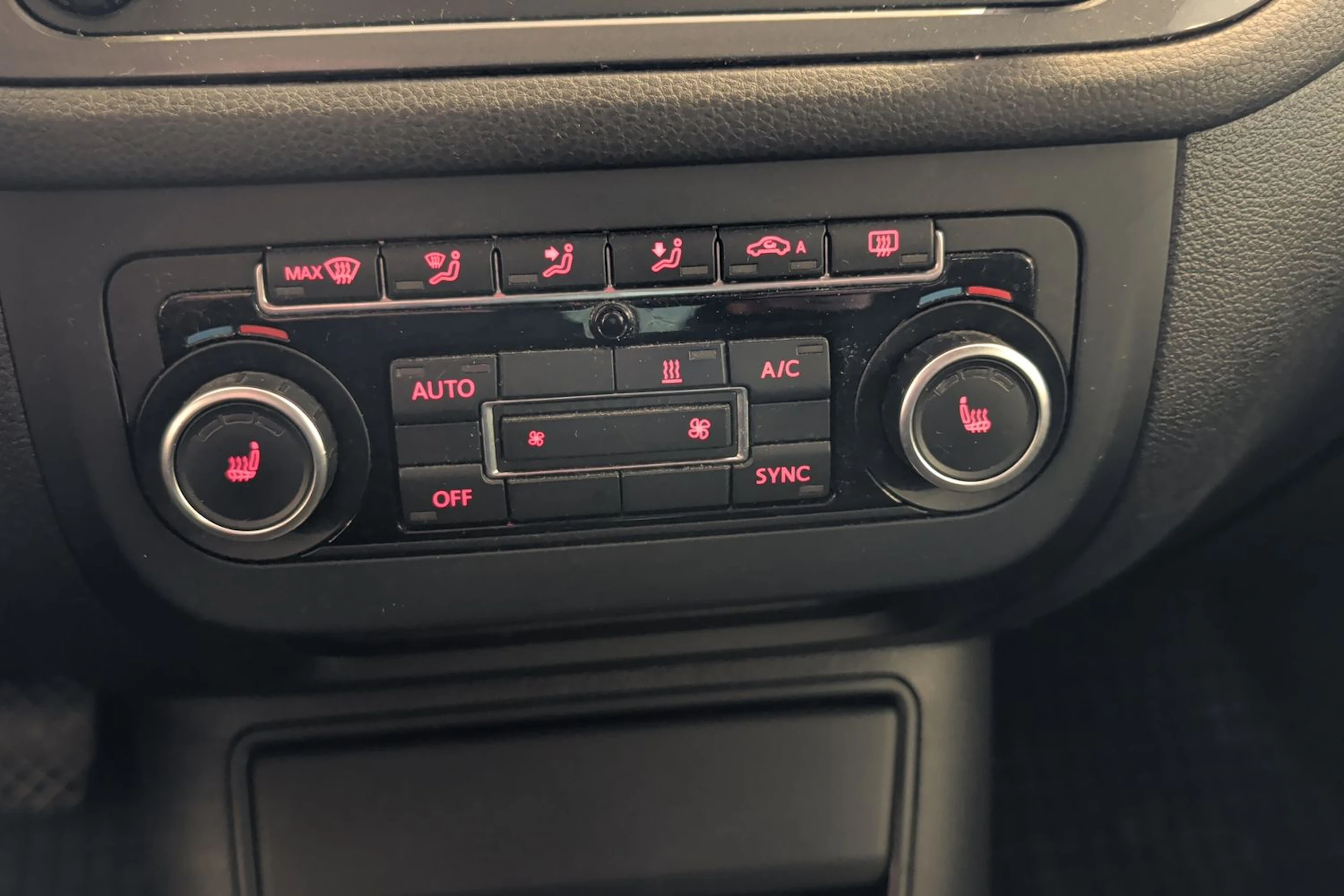 ruskea (beige) Volkswagen Tiguan 2012 kuva 18.