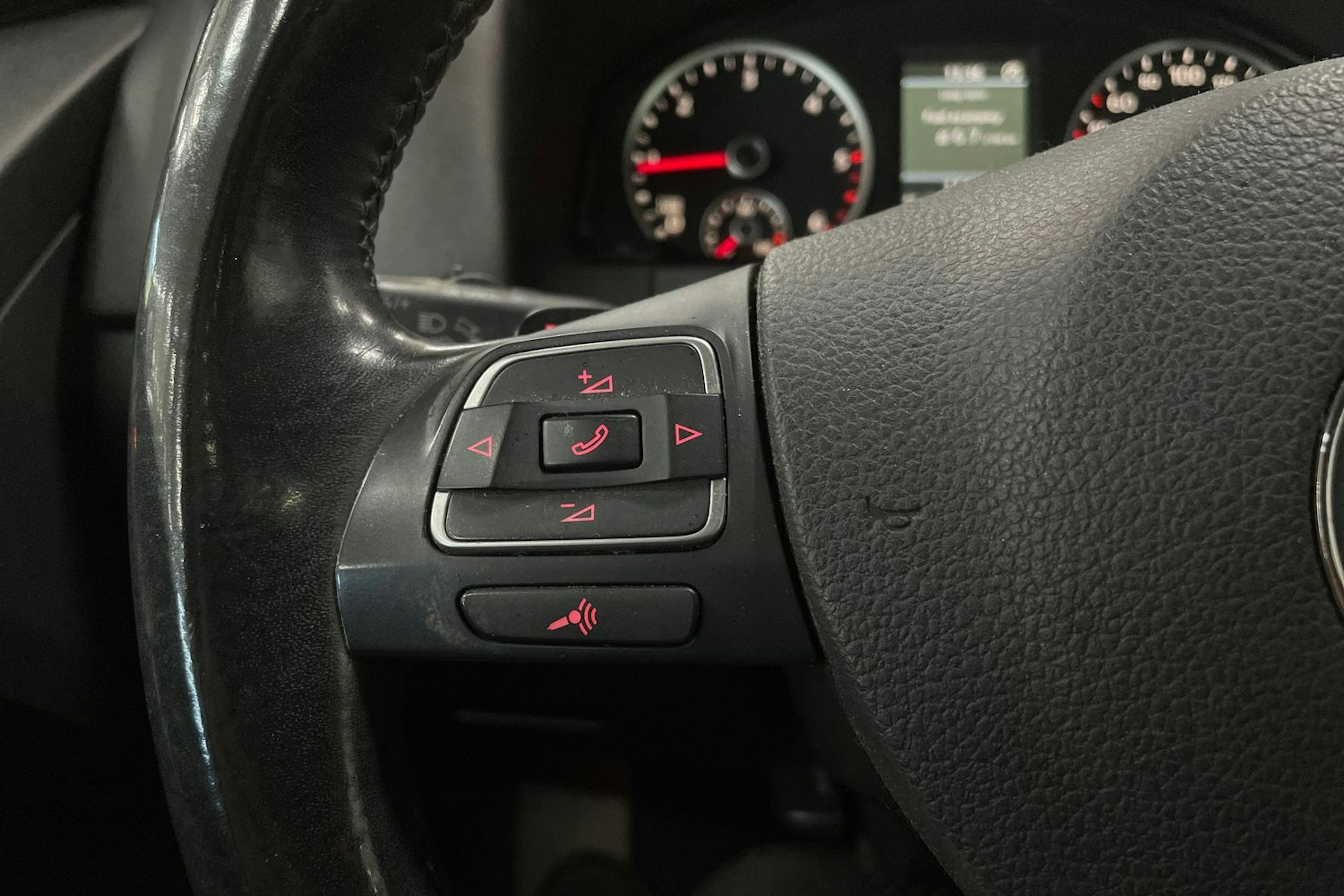 Ruskea (beige) Volkswagen Tiguan 2012 kuva 15.